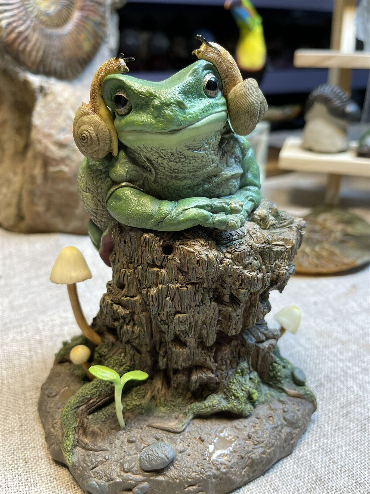 Whites Tree Frog Statue
