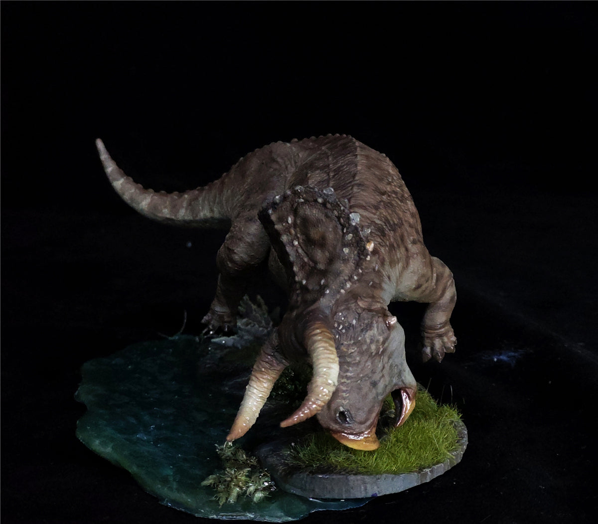 PASSION CHARGER Teratophoneus VS Nasutoceratops Scene