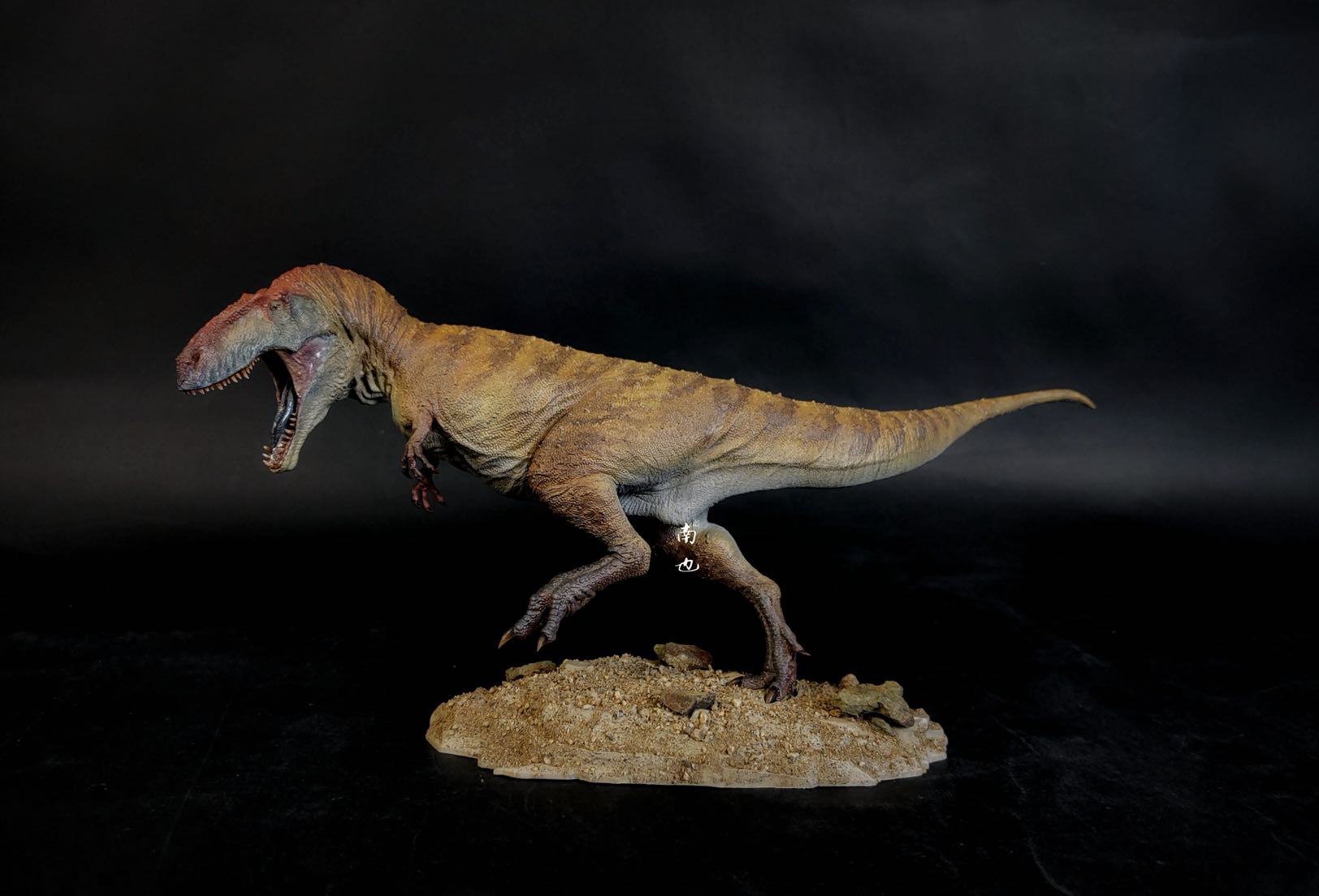 PASSION CHARGER 1/35 Mapusaurus Statue