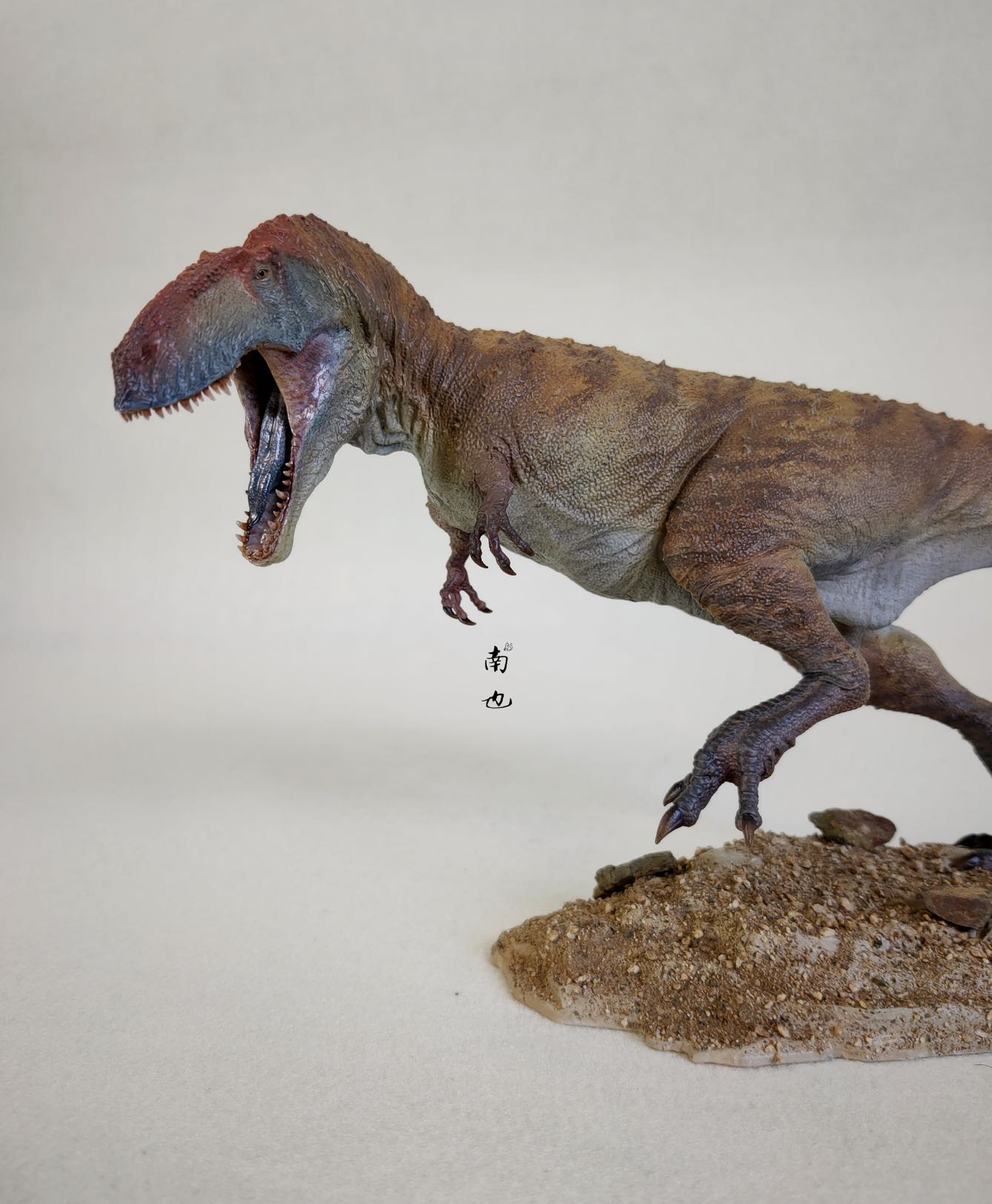 PASSION CHARGER 1/35 Mapusaurus Statue