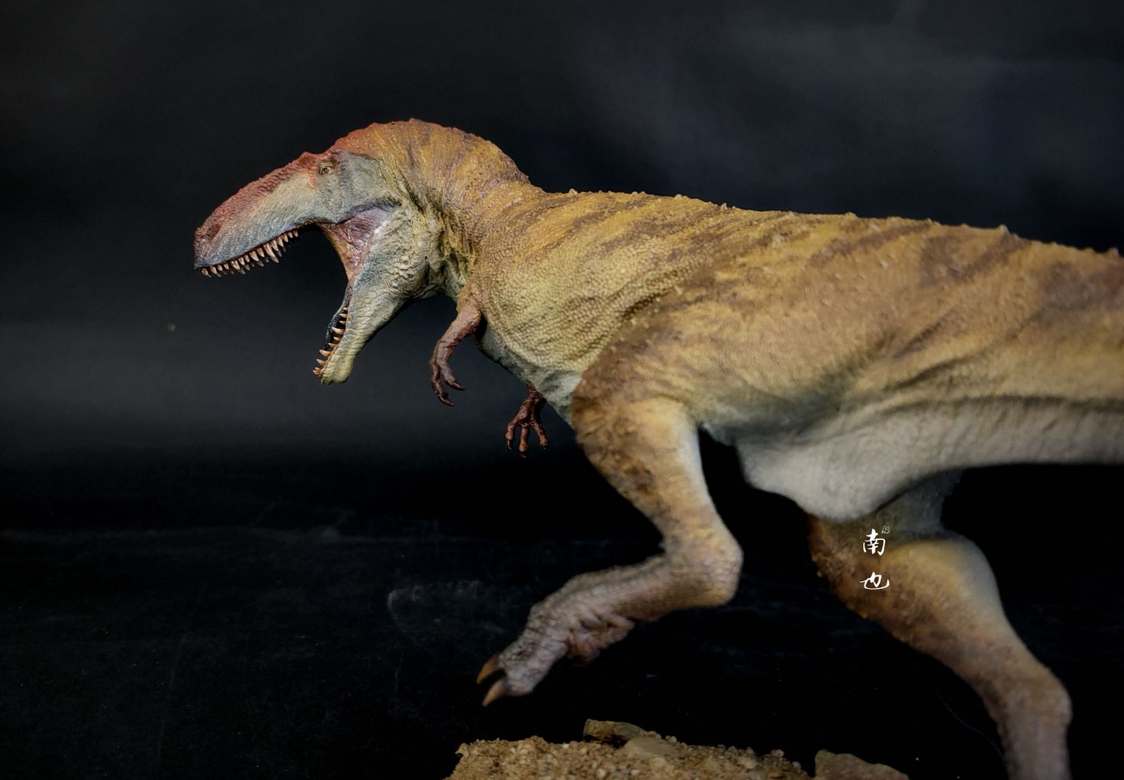 PASSION CHARGER 1/35 Mapusaurus Statue