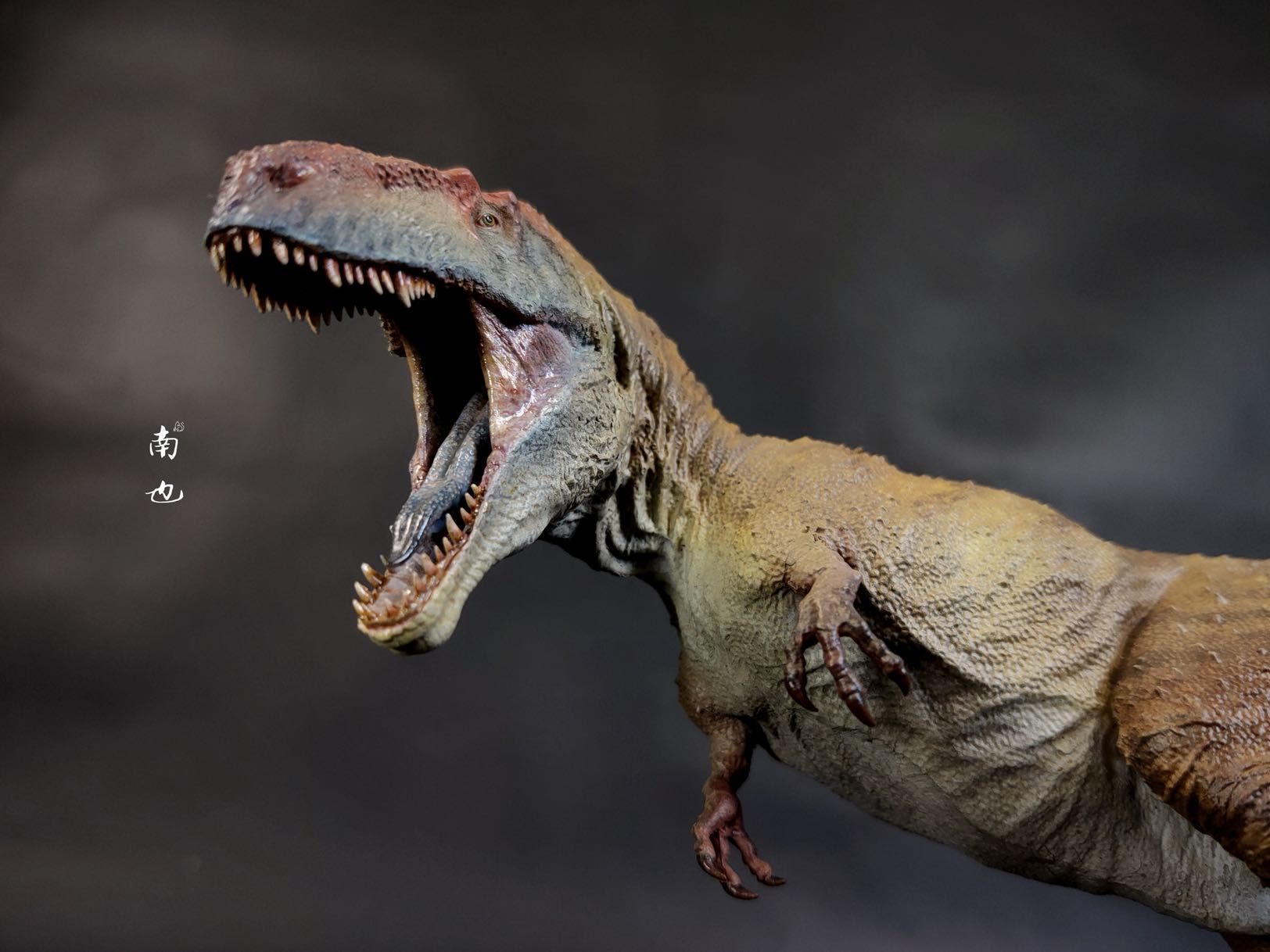 PASSION CHARGER 1/35 Mapusaurus Statue