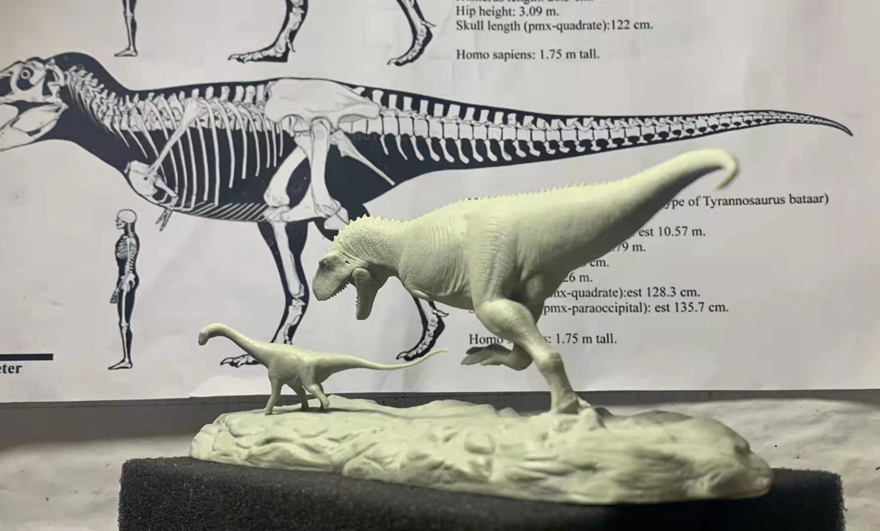 1/35 Scale Aucasaurus Hunt Antarctosaurus Cub Statue Kit