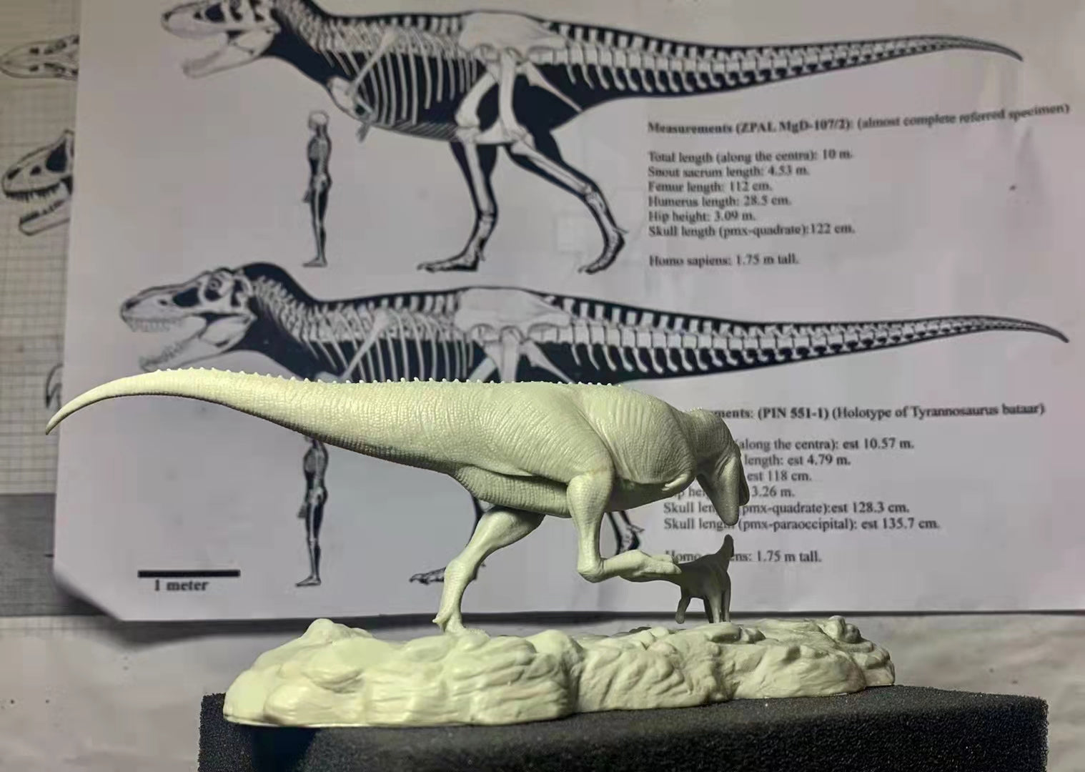 1/35 Scale Aucasaurus Hunt Antarctosaurus Cub Statue Kit