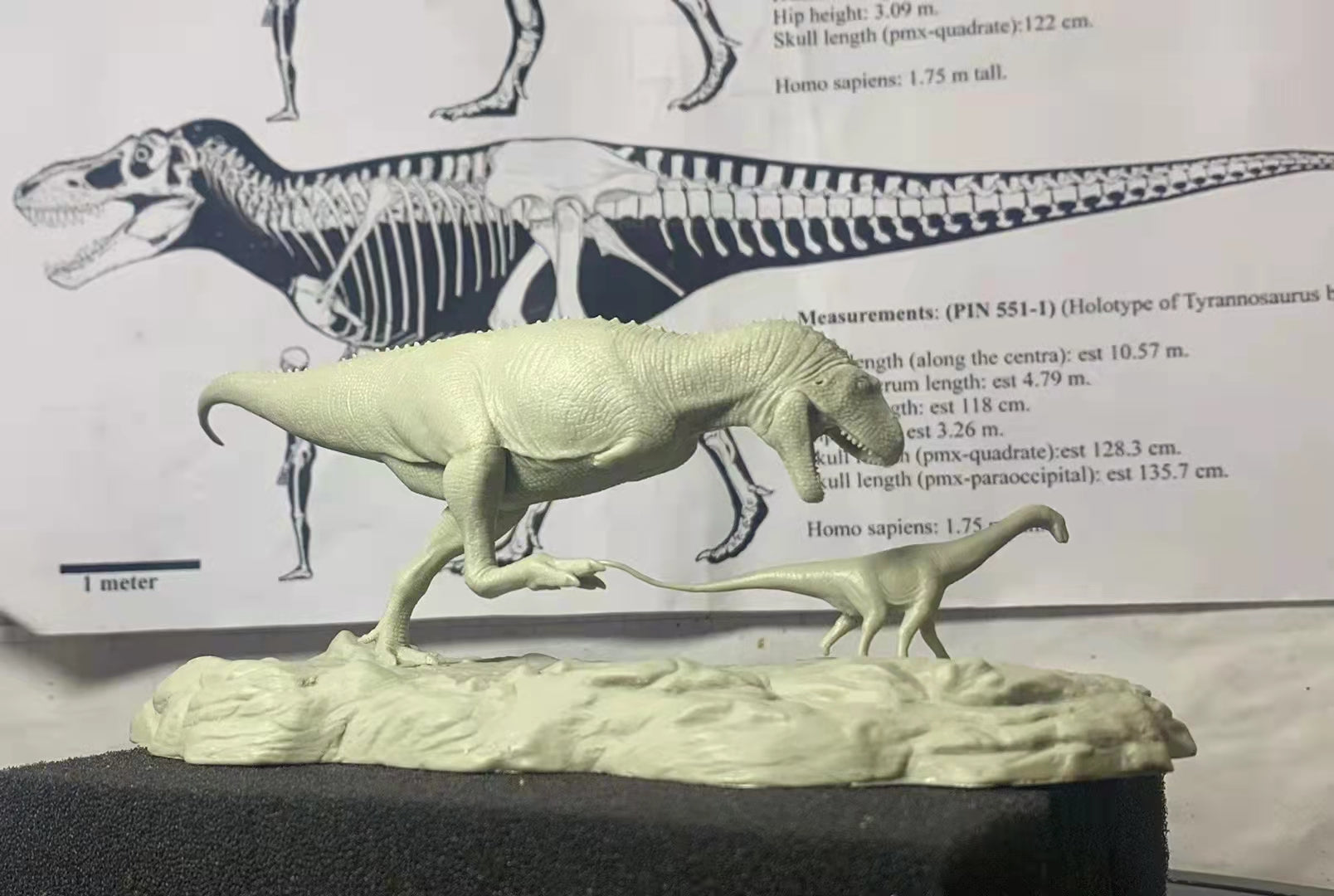 1/35 Scale Aucasaurus Hunt Antarctosaurus Cub Statue Kit