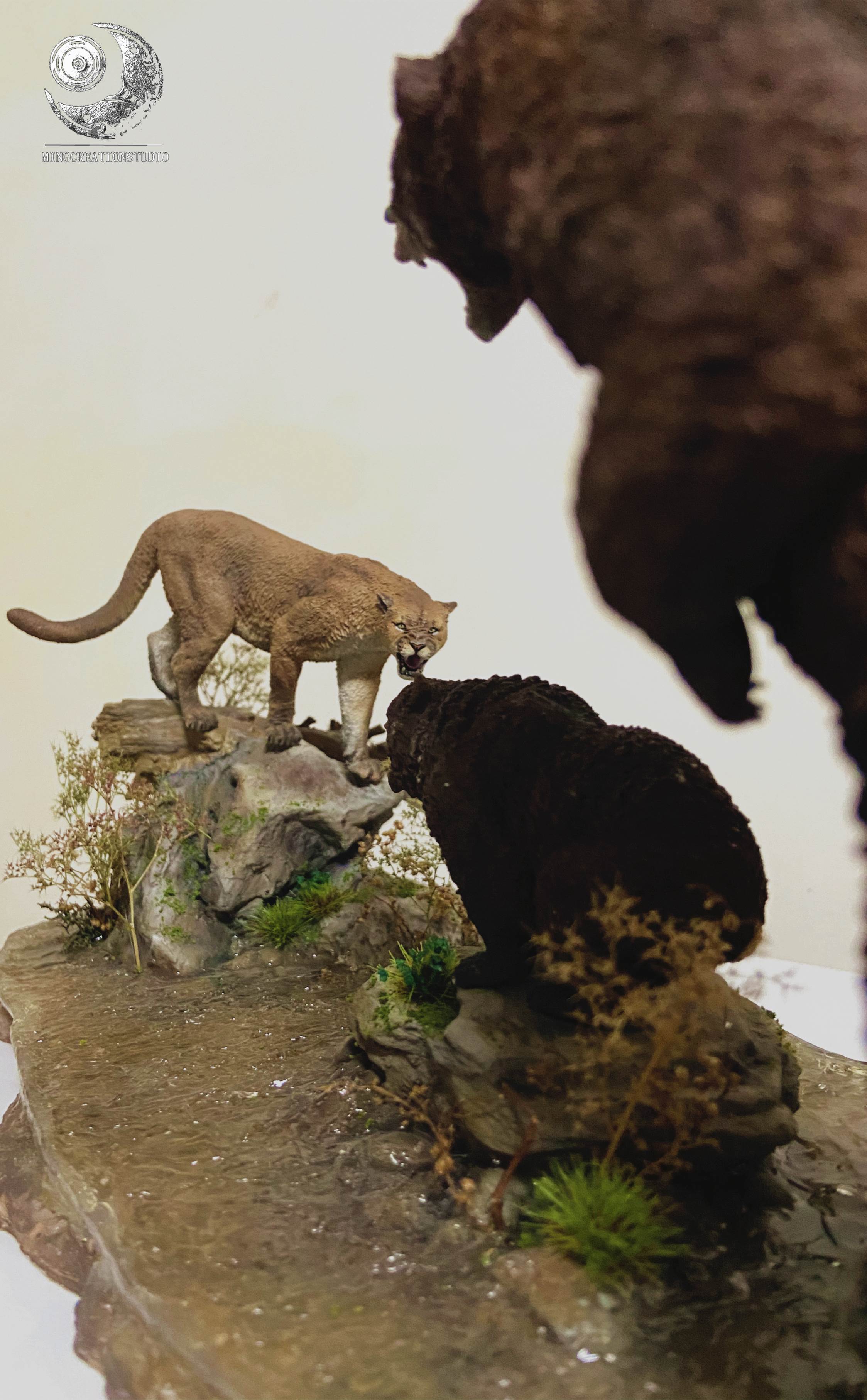 1:15 Cougar VS Brown Bear Scene Model