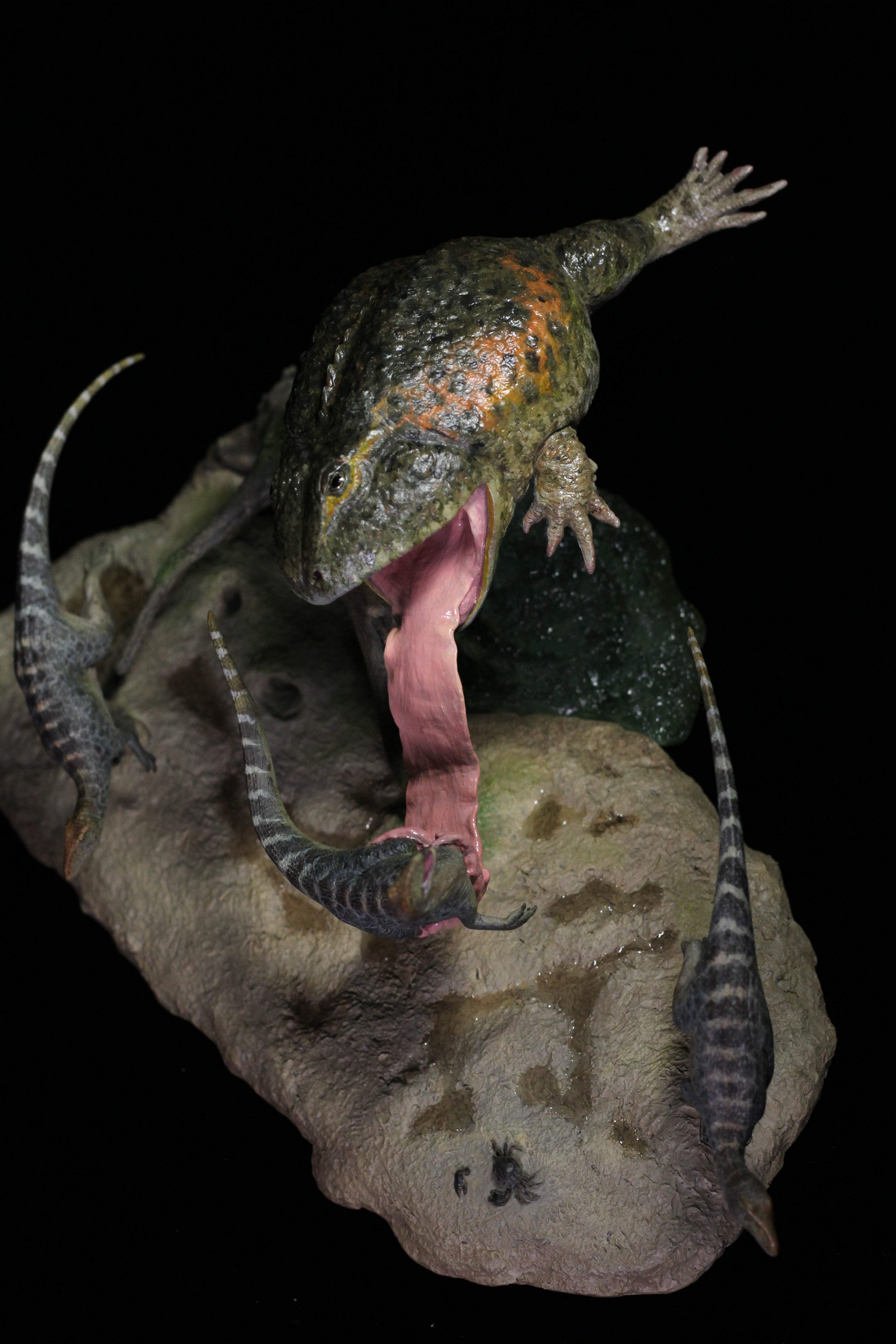 Sensen 1:5 Scale Beelzebufo Masiakasaurus Scene Statue