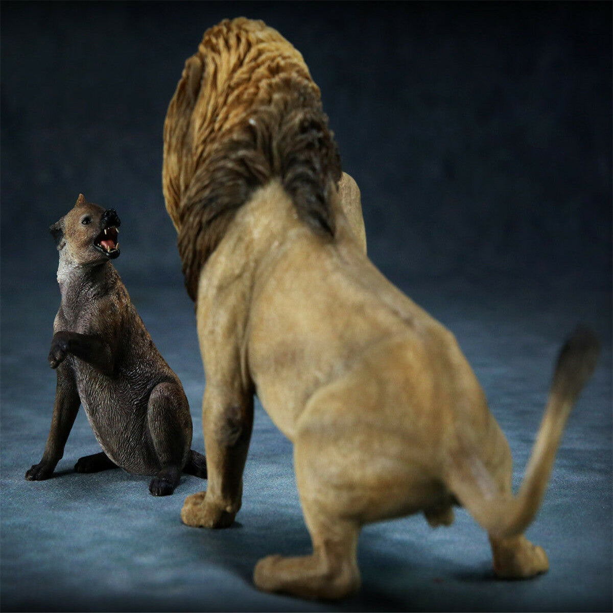 Nanmu Thundering Rage Africa lion VS Spotted hyena Figure