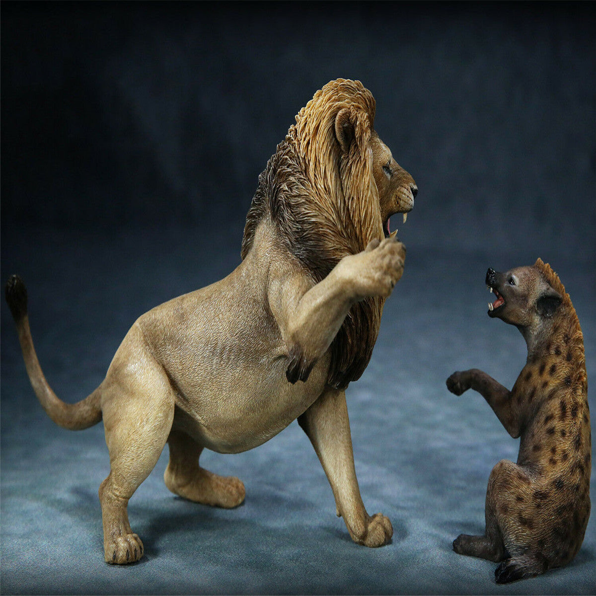 Nanmu Thundering Rage Africa lion VS Spotted hyena Figure