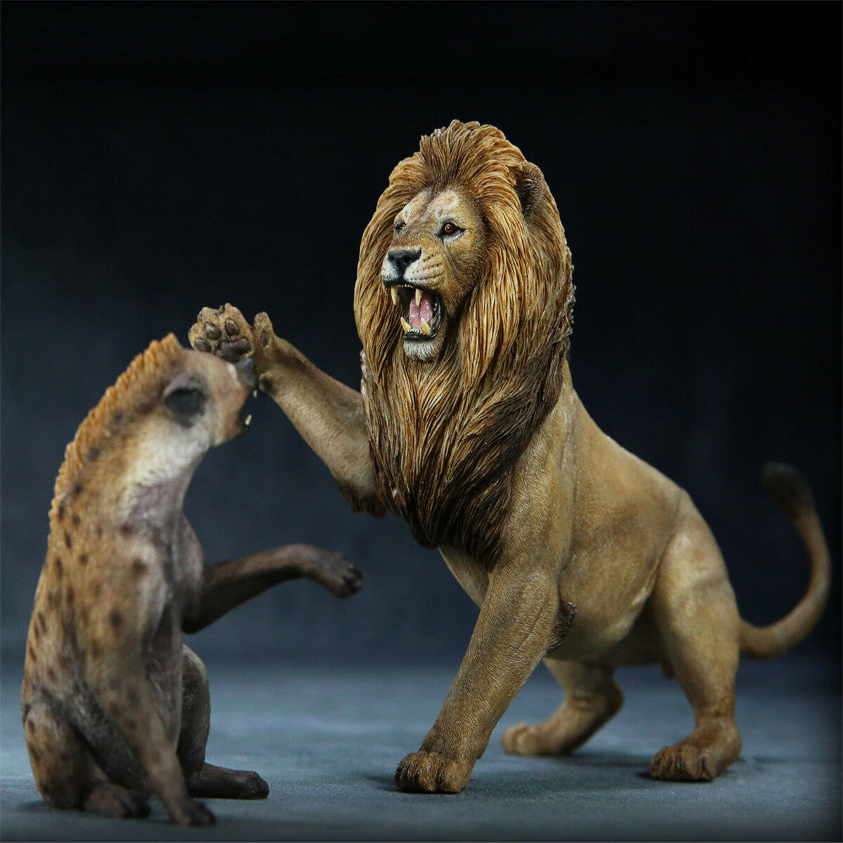 Nanmu Thundering Rage Africa lion VS Spotted hyena Figure