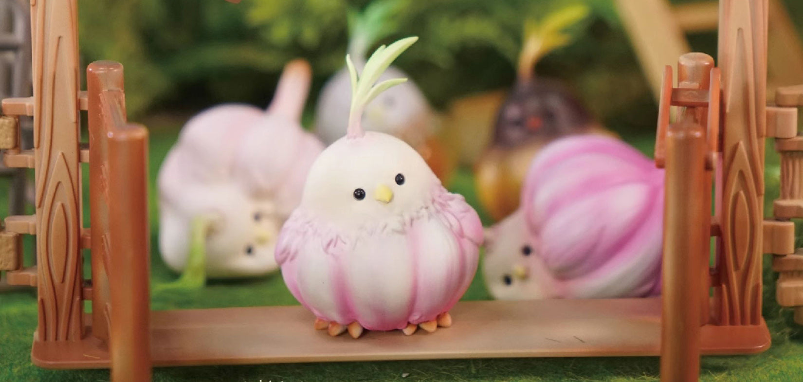 Lying Garlic Bird Model Animal Figure