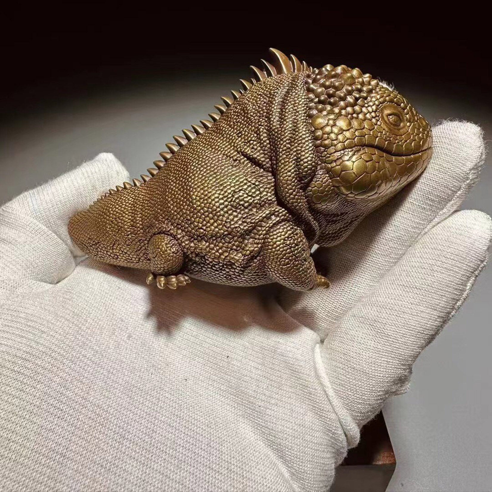 BOWUZHI Studio Bronze Conolophus Subcristatus Model
