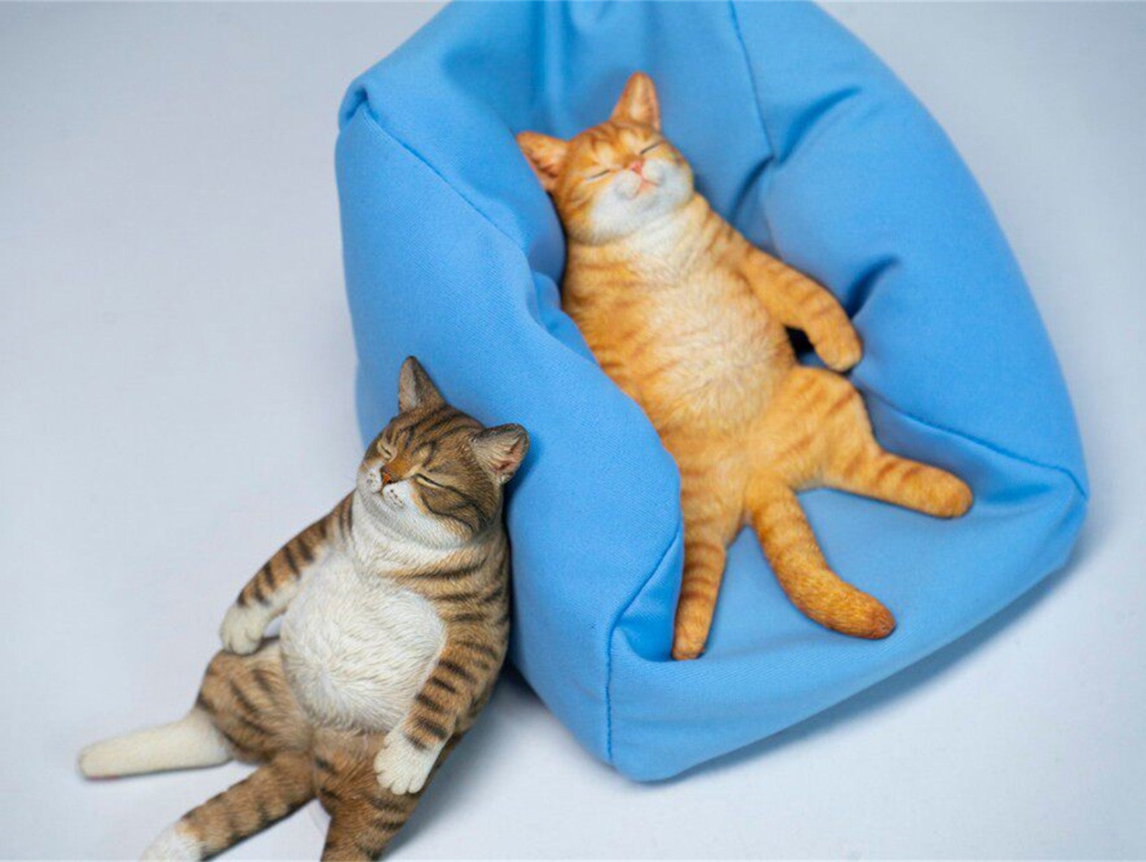 JXK Studio Lazy Cat on the Sofa Model