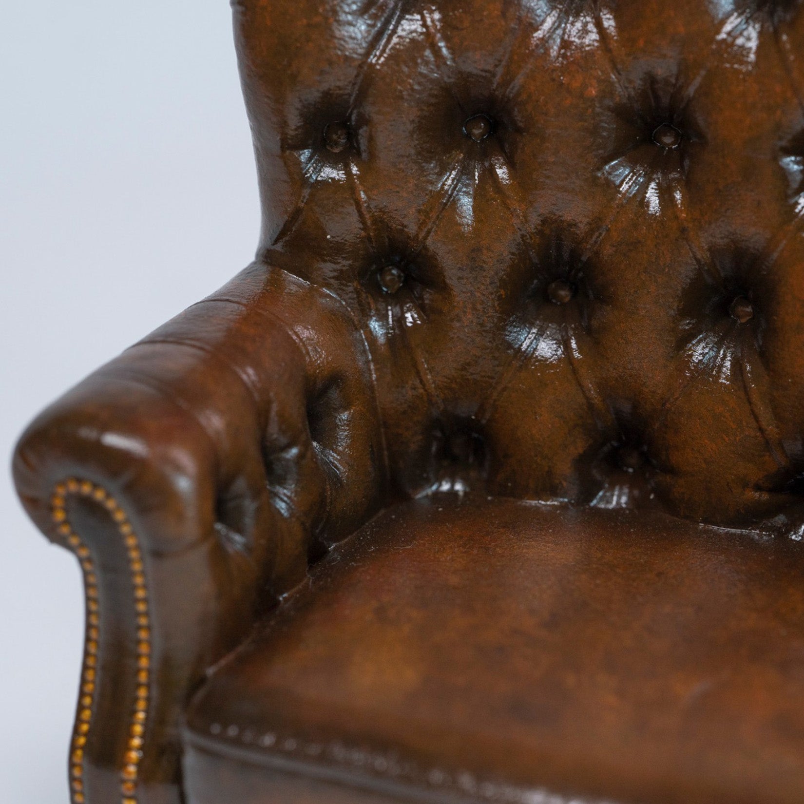 MMMTOYS Studio 1:12 Scale Brown British Vintage Sofa Figurine