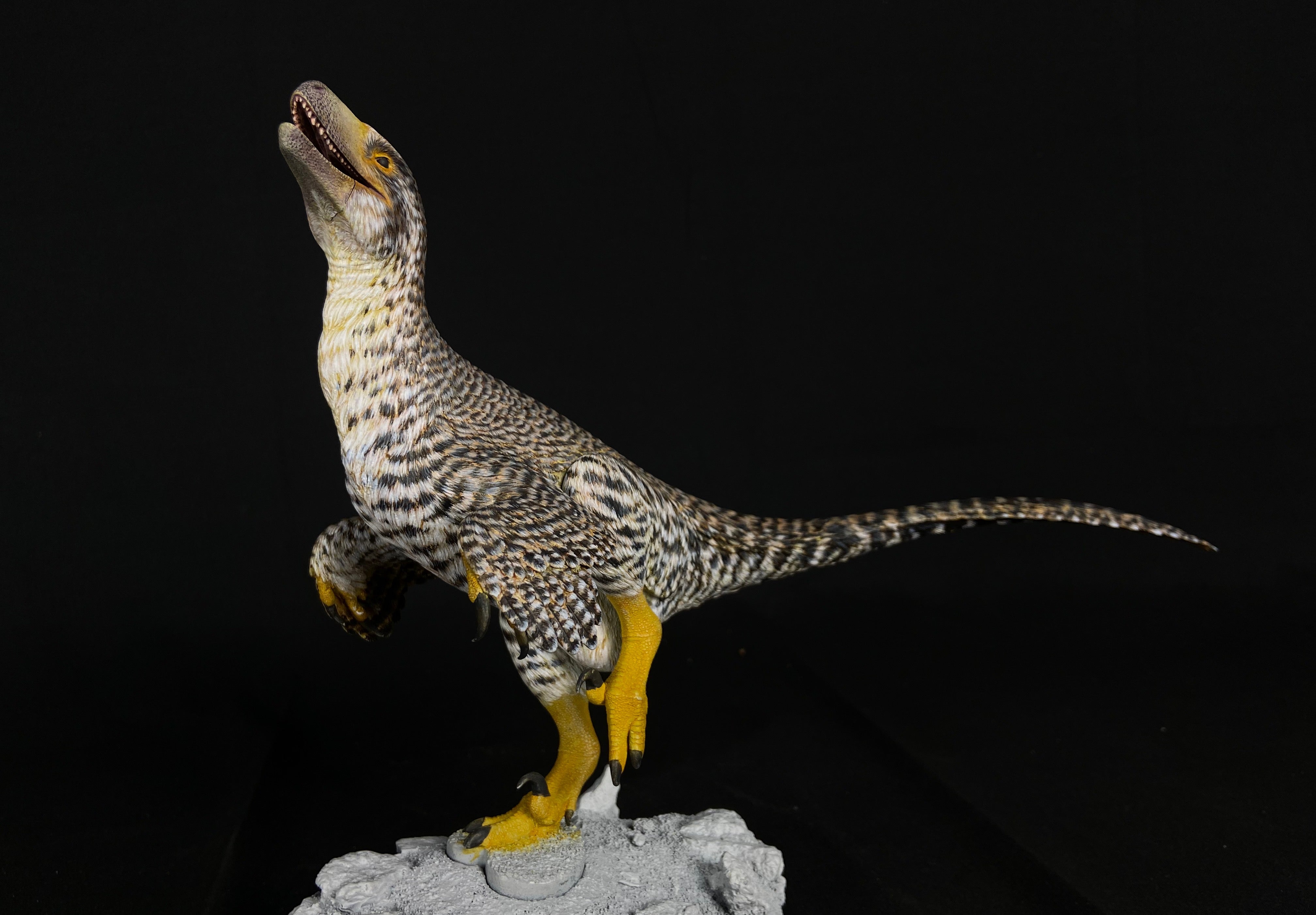MK Studio 1:20 Scale Dakotaraptor Scene Statue