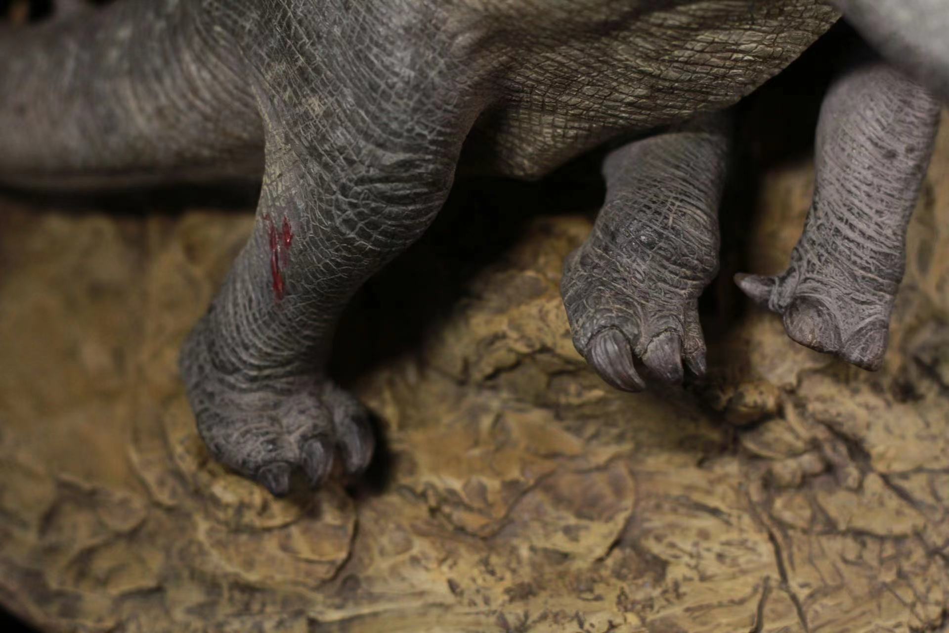 Sensen 1:64 Scale Alamosaurus VS Tyrannosaurus Rex Scene Statue