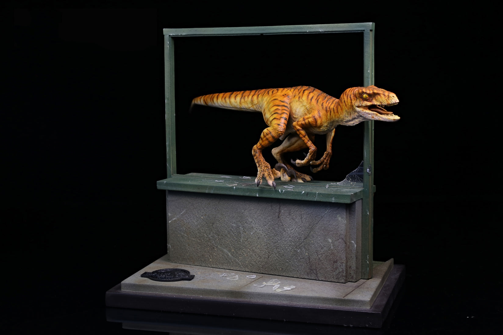DINO DREAM 1:15 Scale RAPTOR ON THE WINDOW Statue