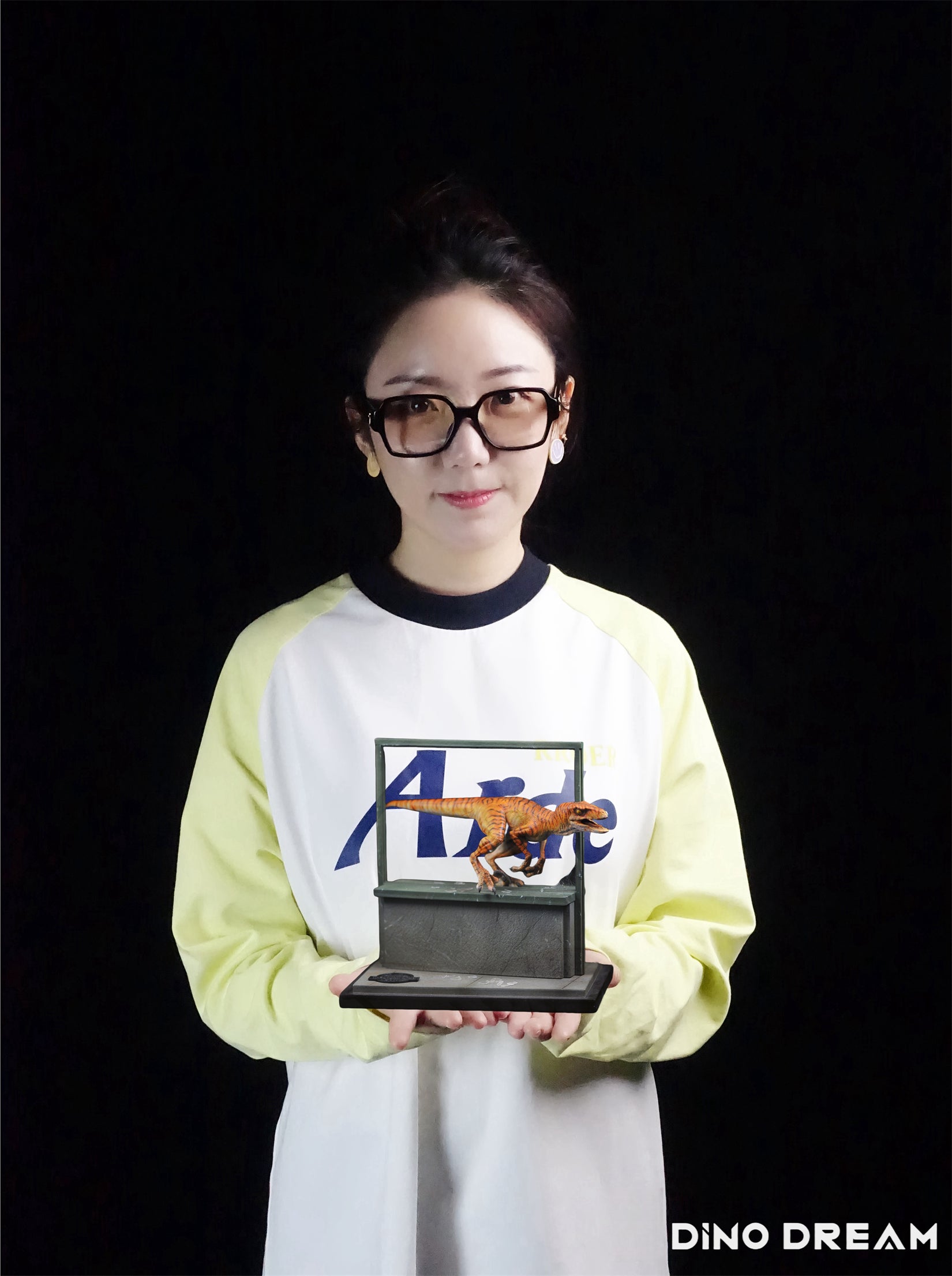 DINO DREAM 1:15 Scale RAPTOR ON THE WINDOW Statue