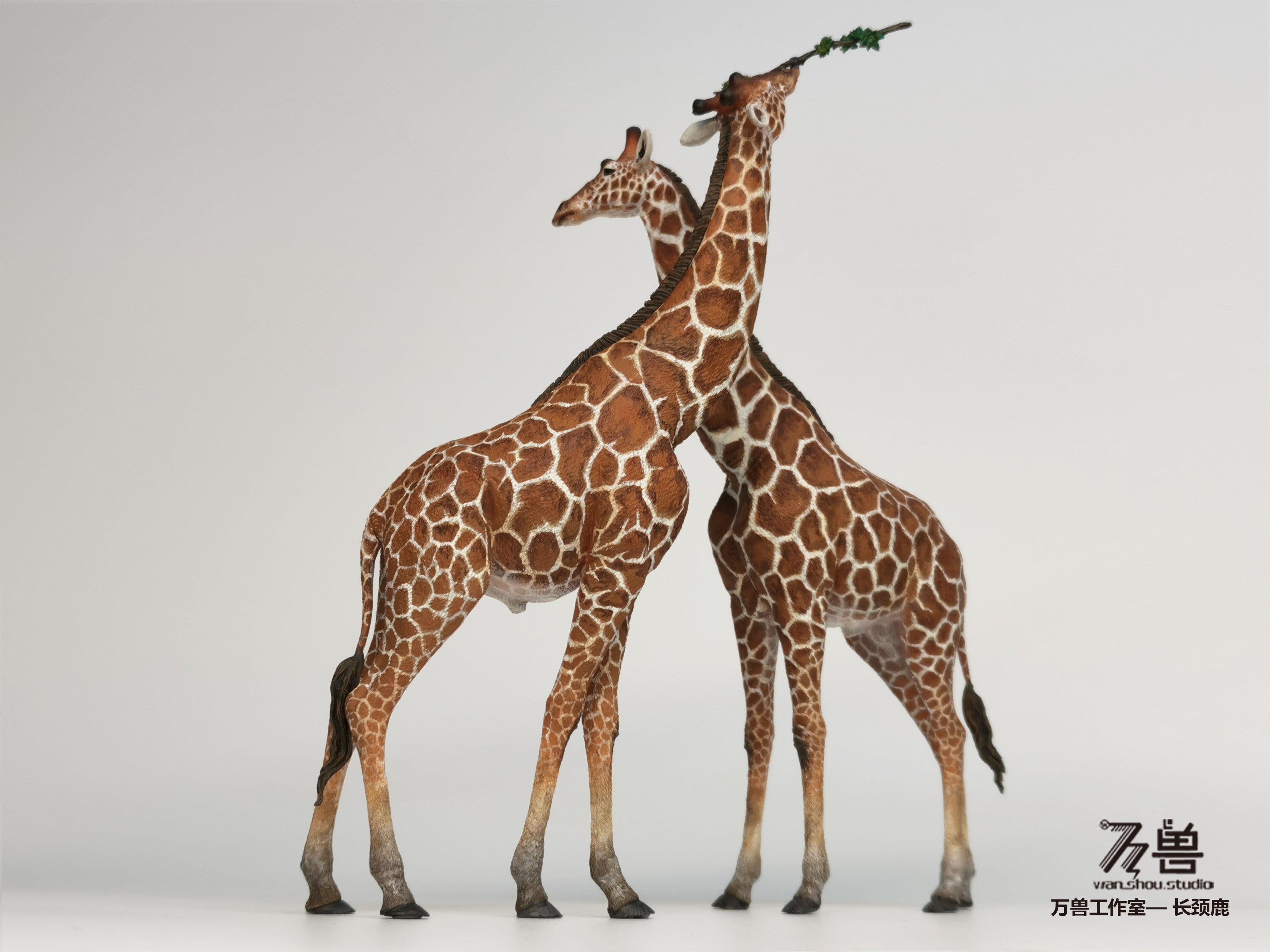WS Studio Giraffe Statue