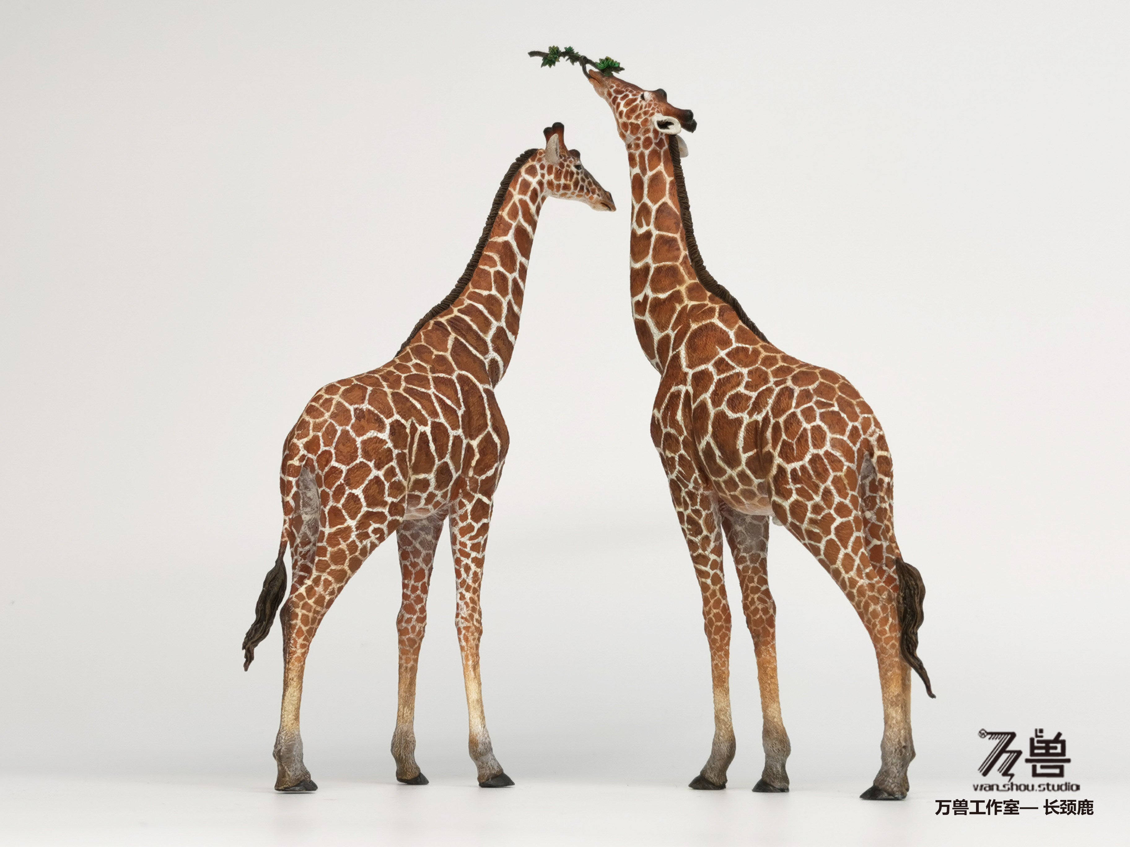 WS Studio Giraffe Statue