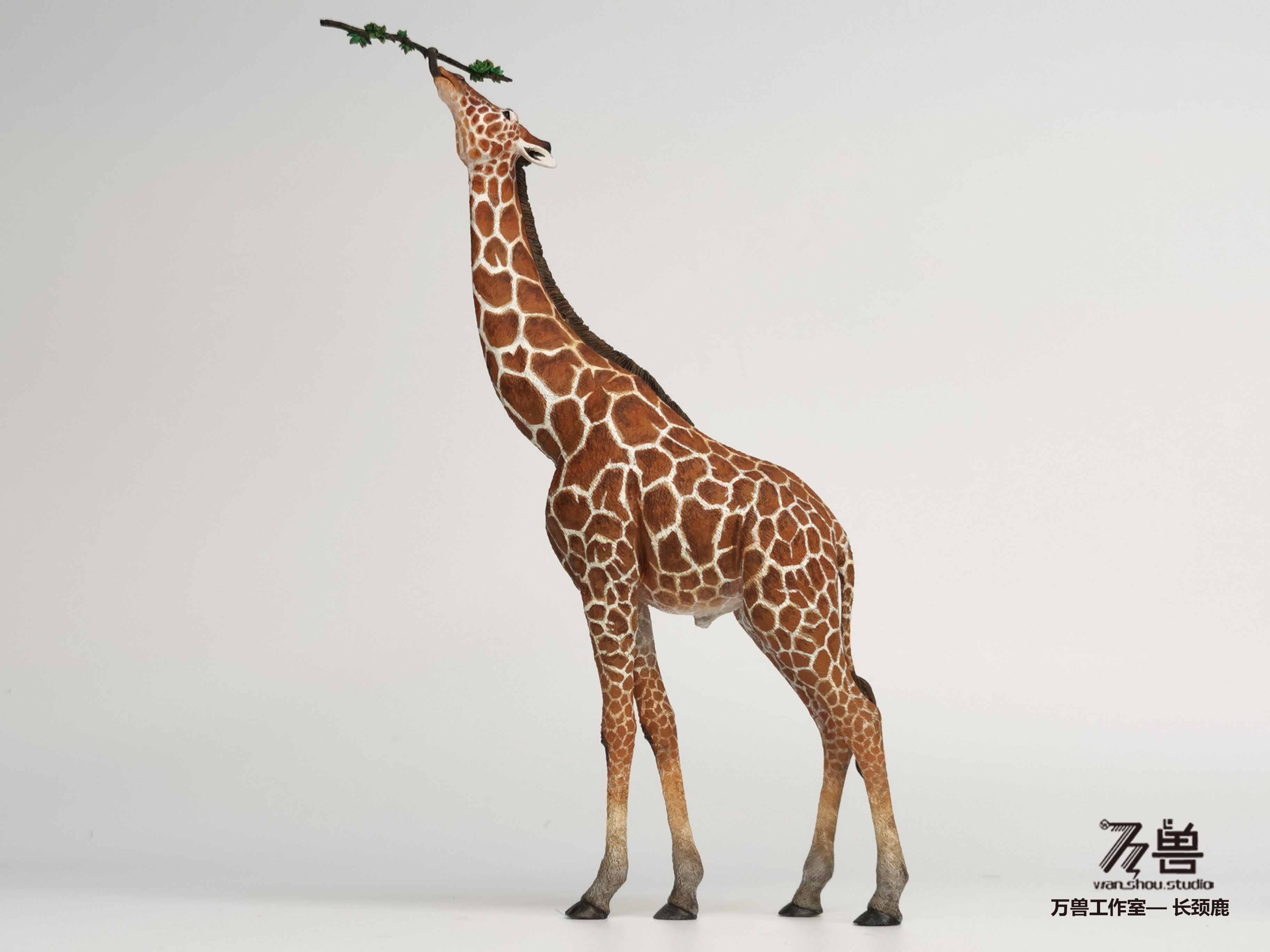 WS Studio Giraffe Statue
