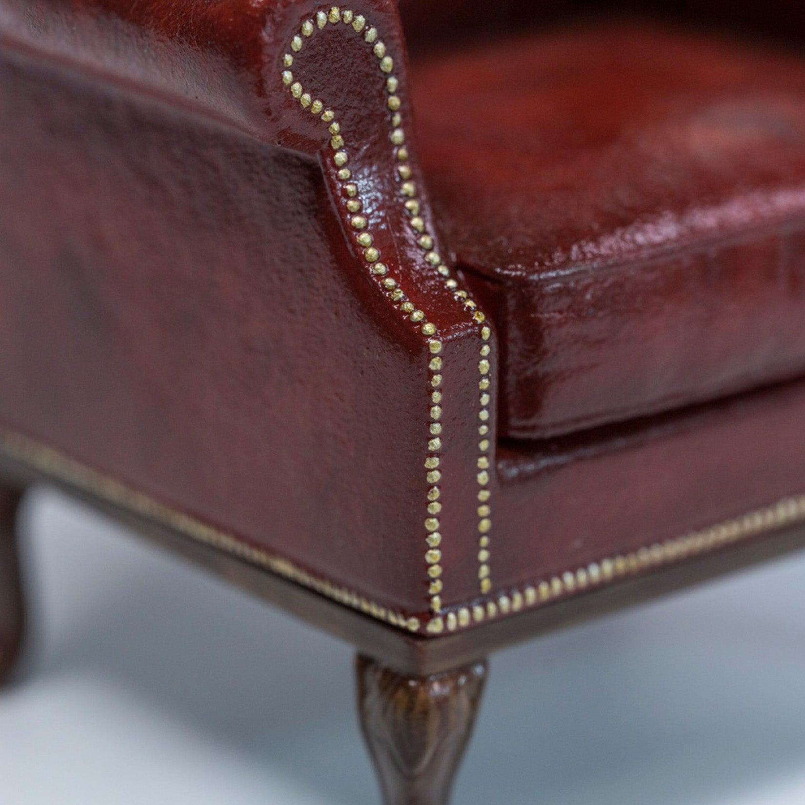 MMMTOYS Studio 1:12 Scale British Vintage Red Sofa Figurine