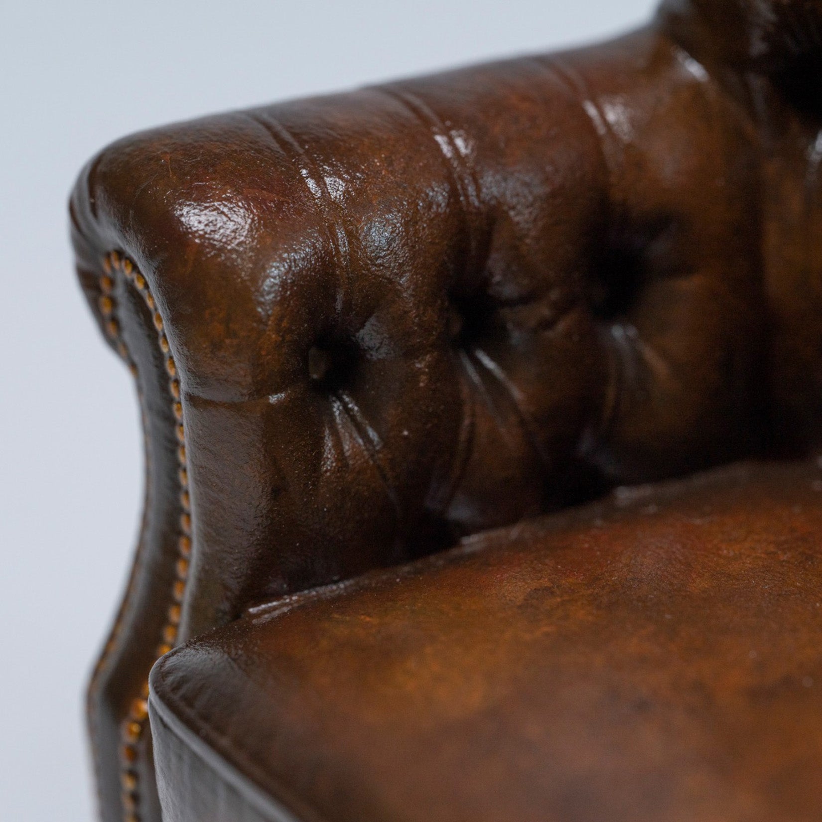 MMMTOYS Studio 1:12 Scale Brown British Vintage Sofa Figurine