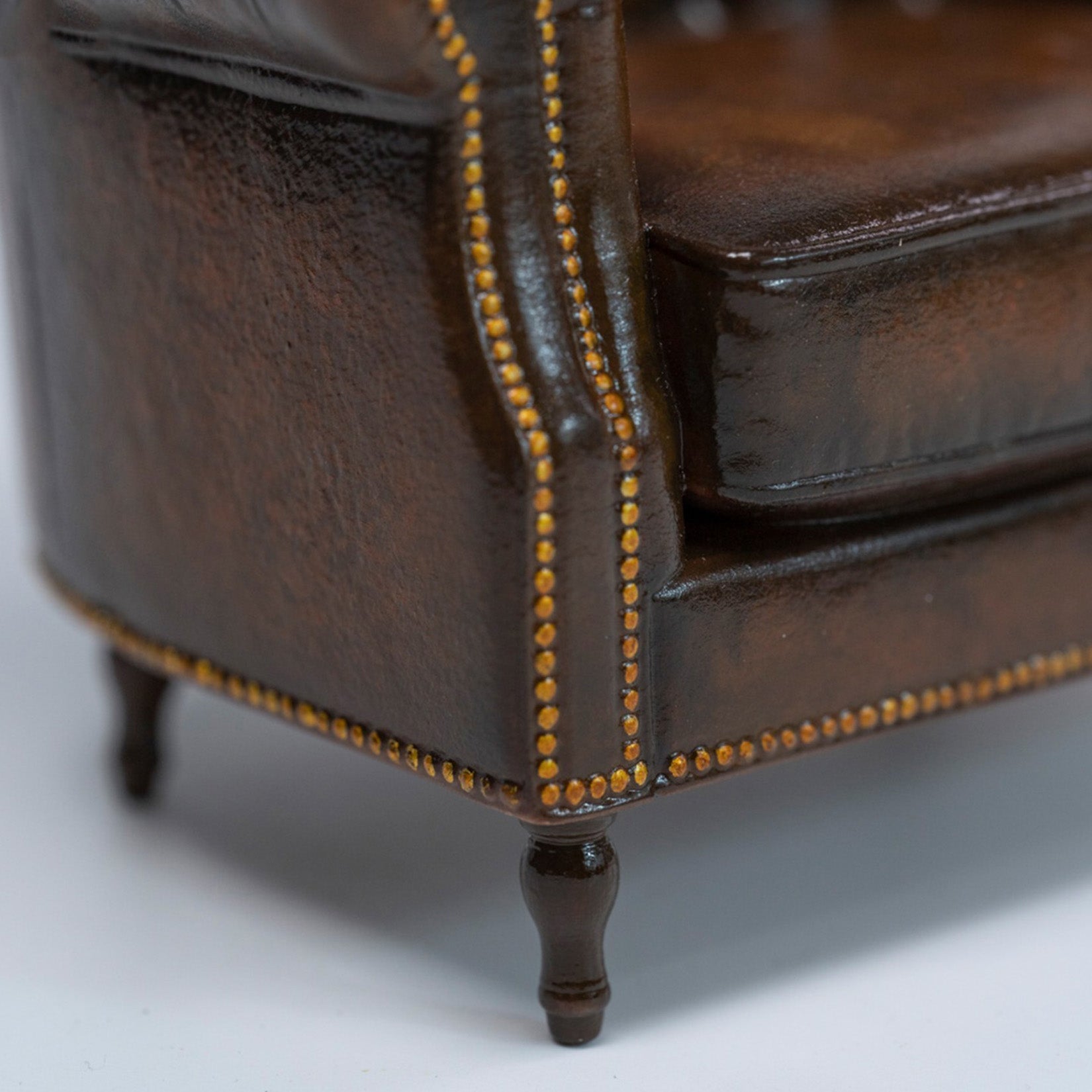 MMMTOYS Studio 1:12 Scale Brown British Vintage Sofa Figurine