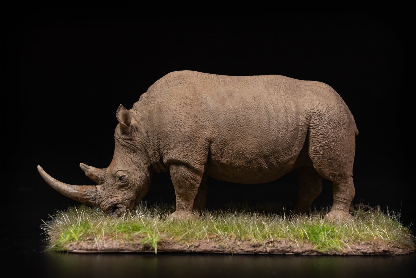 De CLAY Studio 1/35 Scale White rhinoceros battling bulls Model