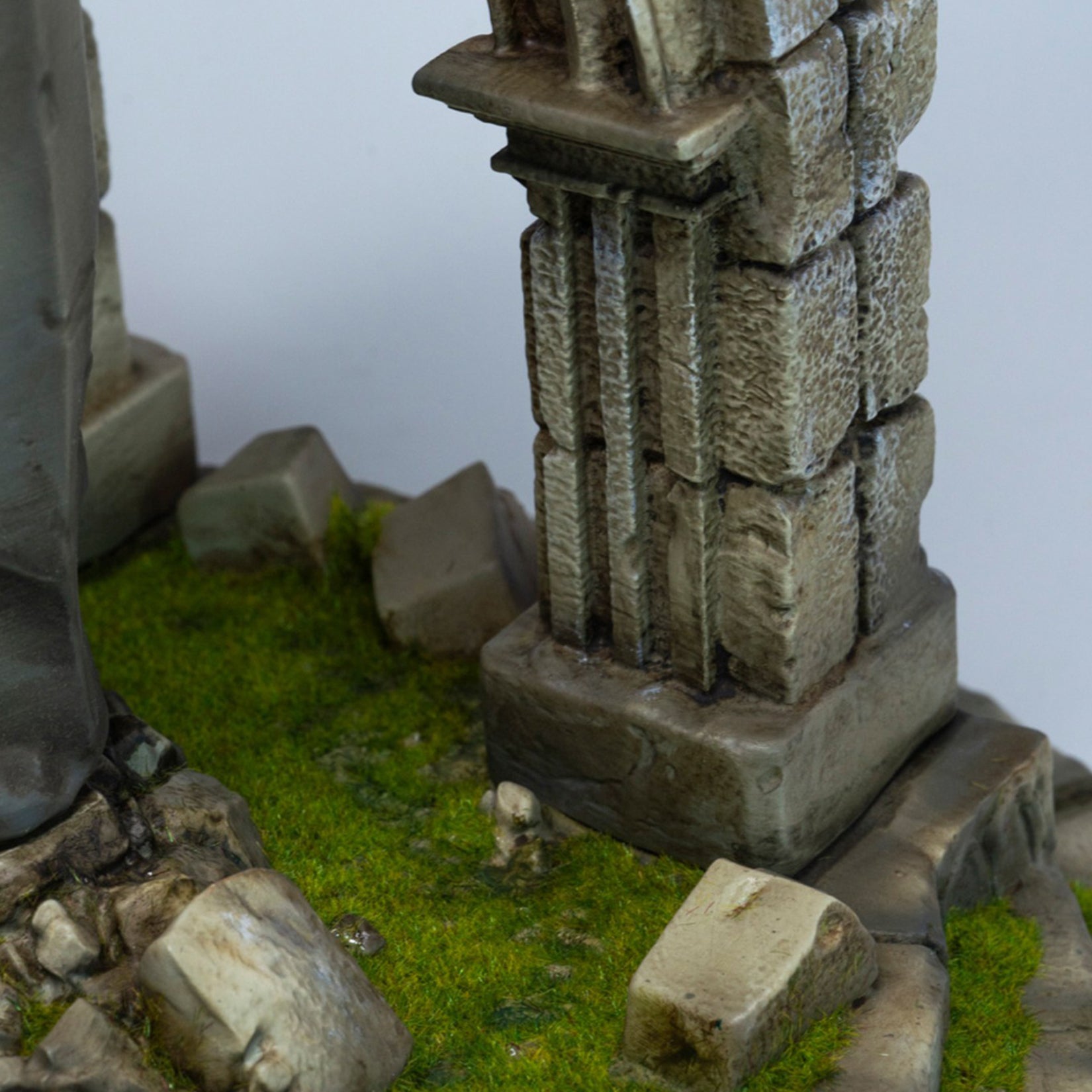 MMMTOYS 1:12 Scale Ruined Pillar Ruins Model