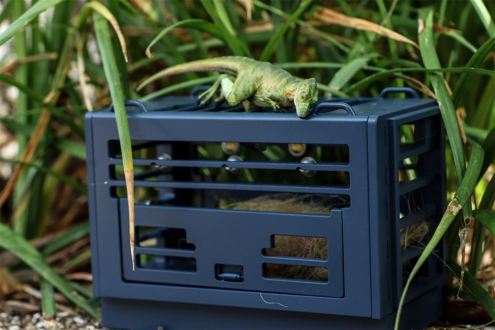 DINO DREAM 1/30 Scale Baby Trex Cage Model