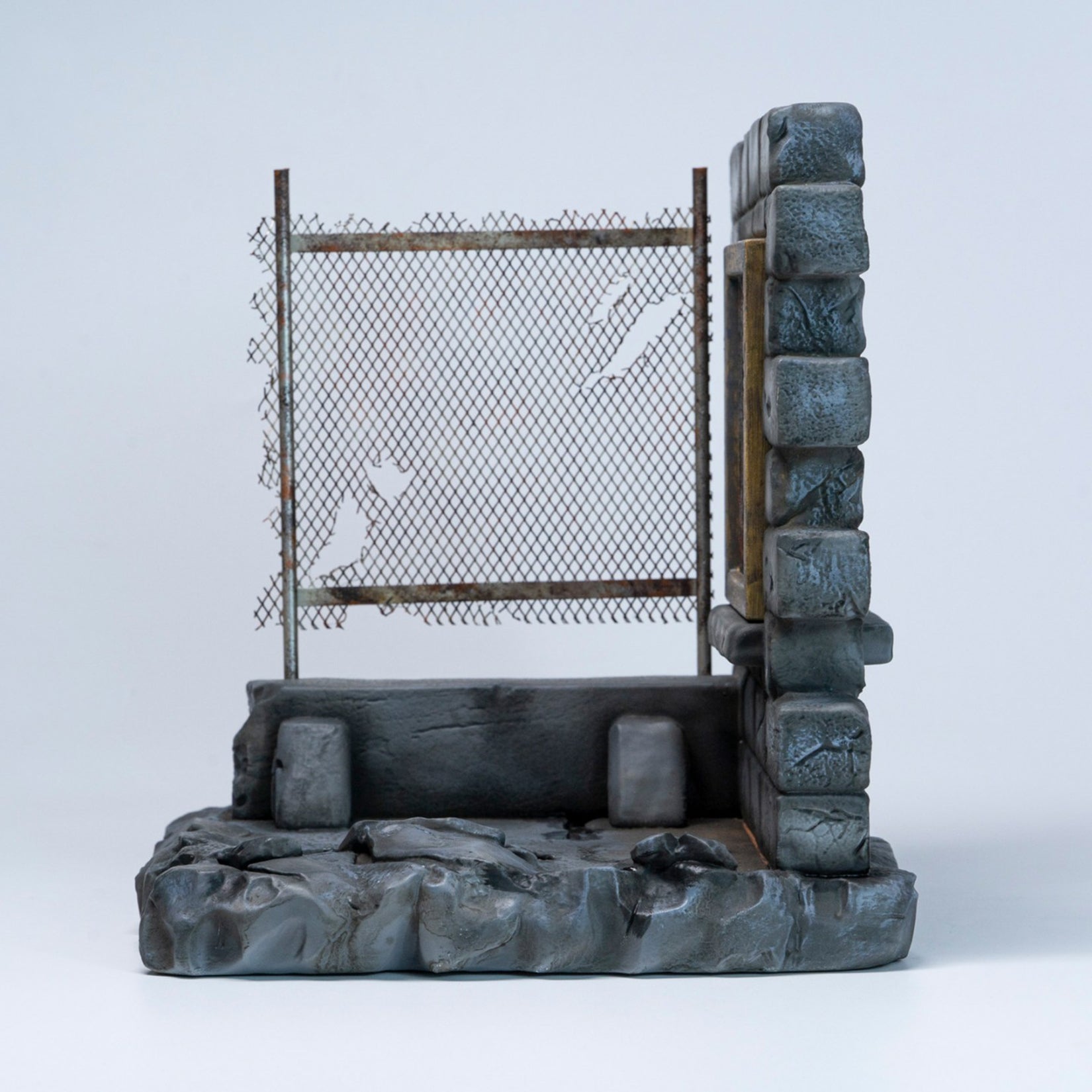 MMMTOYS 1:12 Scale Ruined Wall Outpost Model