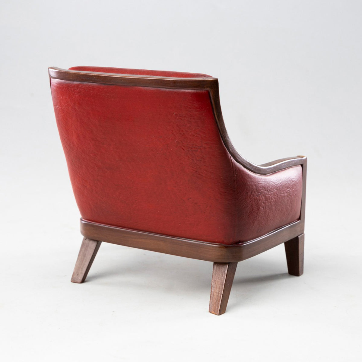 MMMTOYS Studio 1:12 Scale Red Chesterfield Armchair Model