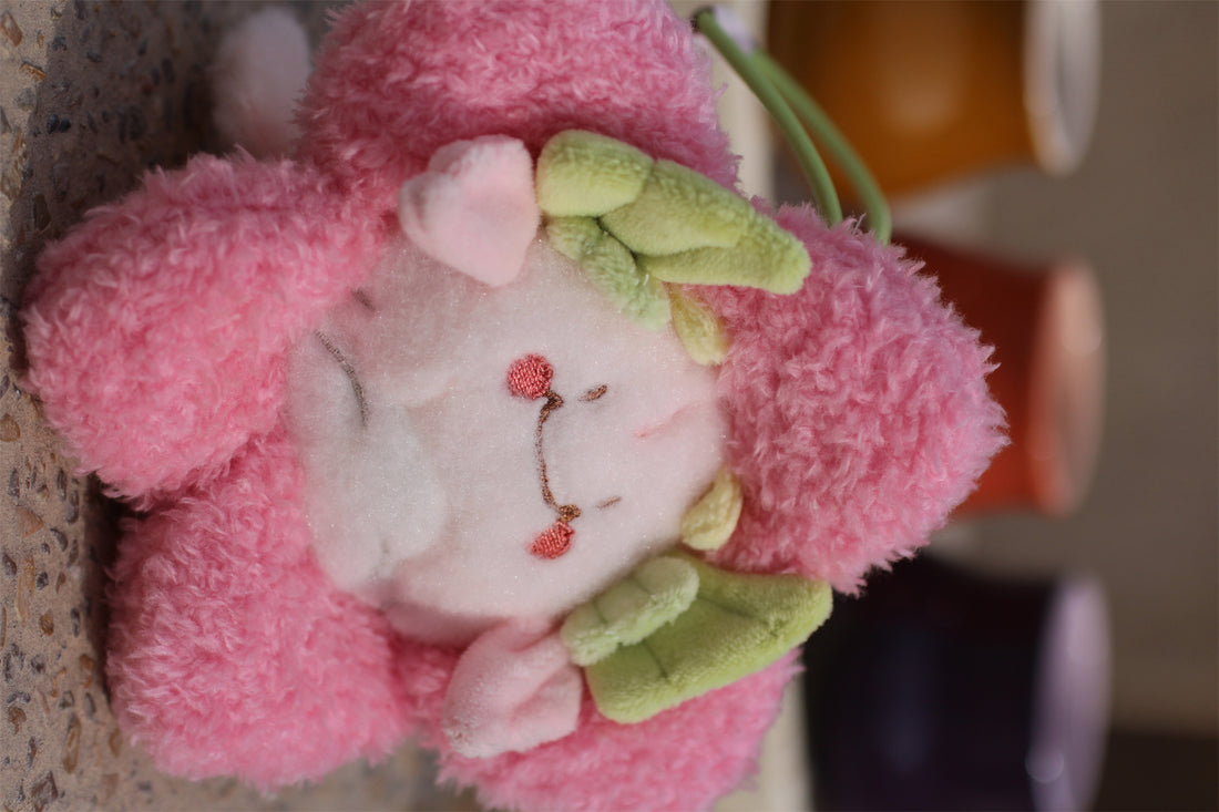 Liegende Panda-Stofftierfigur 