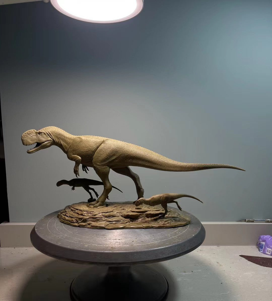 Sensen 1:20 Scale Monolophosaurus Scene Model