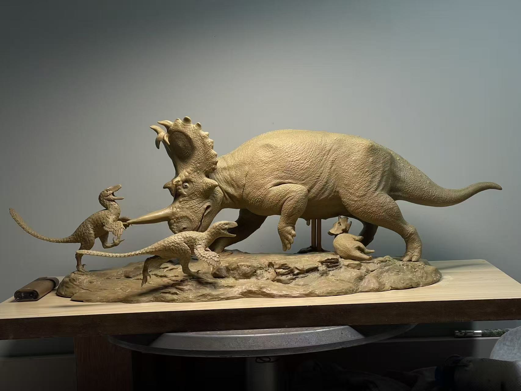 Sensen 1:18 Scale Centrosaurus VS Dromaeosaurus Scene Model