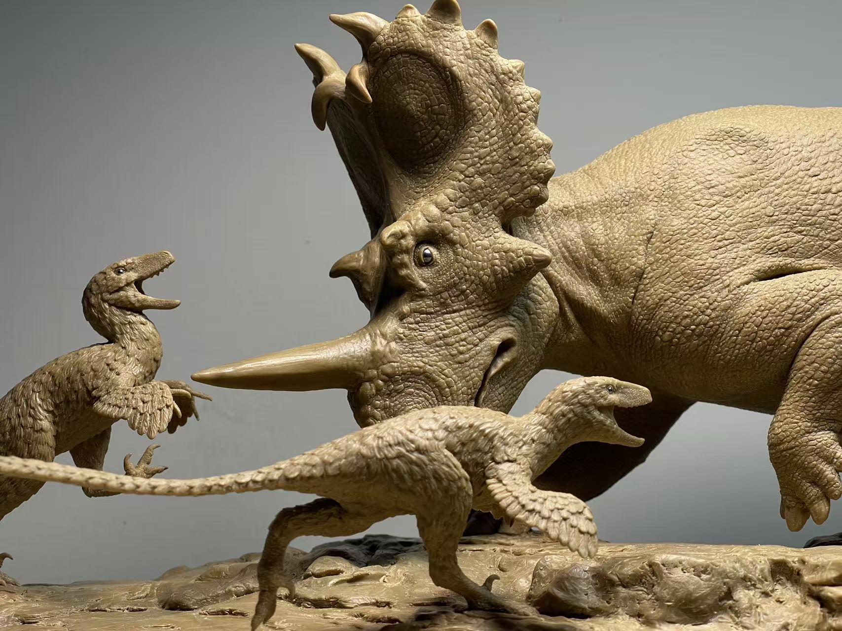 Sensen 1:18 Scale Centrosaurus VS Dromaeosaurus Scene Model