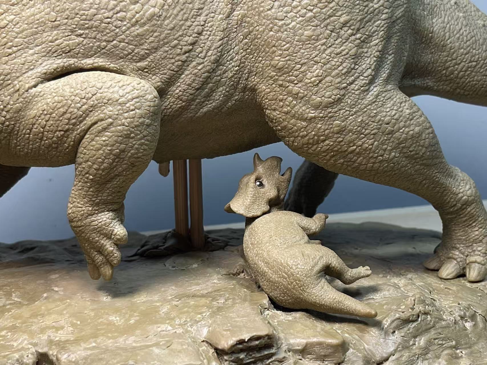 Sensen 1:18 Scale Centrosaurus VS Dromaeosaurus Scene Model