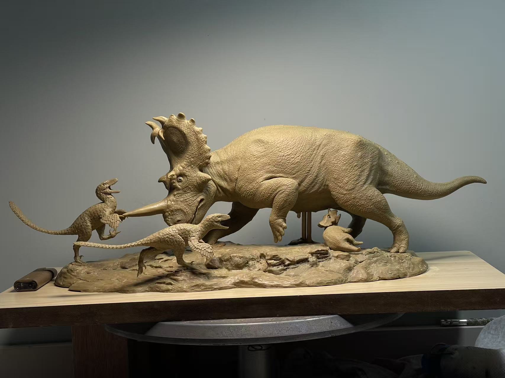 Sensen 1:18 Scale Centrosaurus VS Dromaeosaurus Scene Model