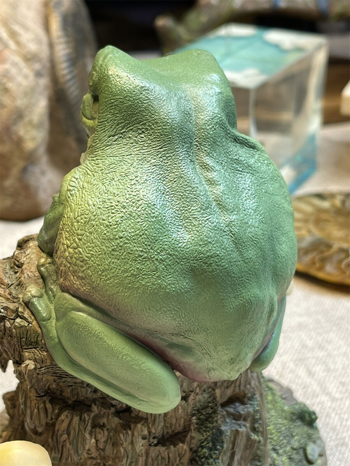 Whites Tree Frog Statue