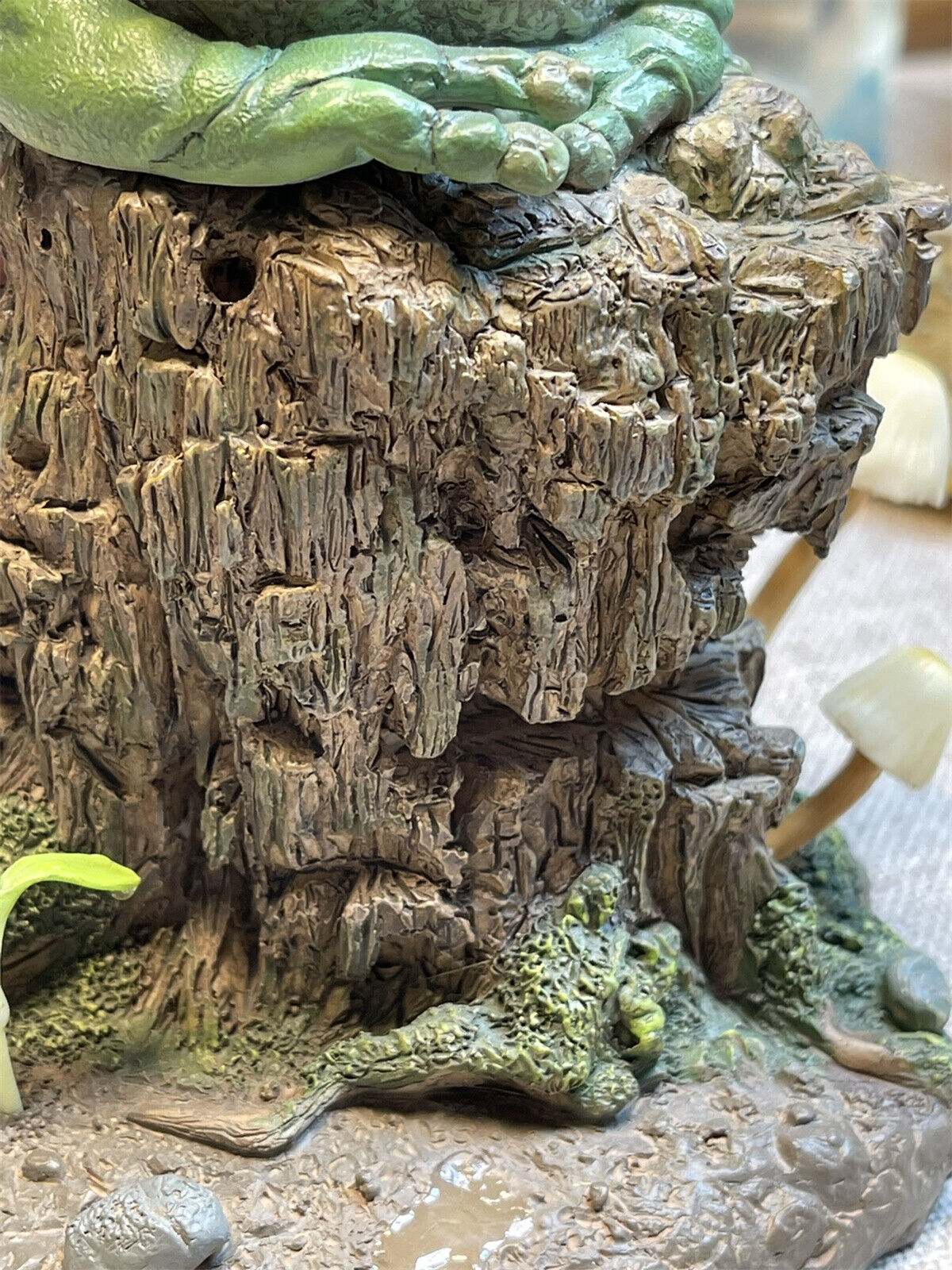 Whites Tree Frog Statue