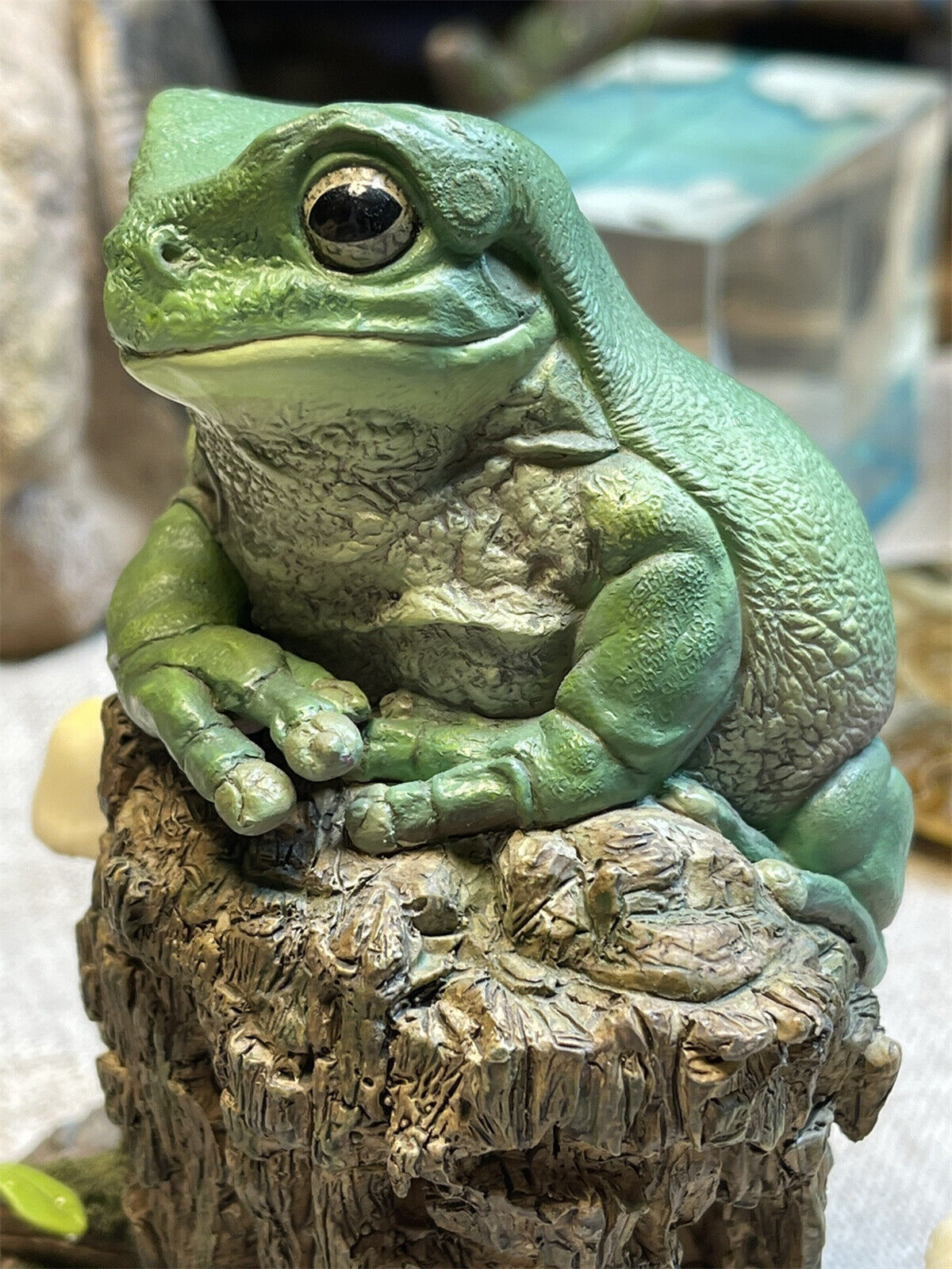 Whites Tree Frog Statue