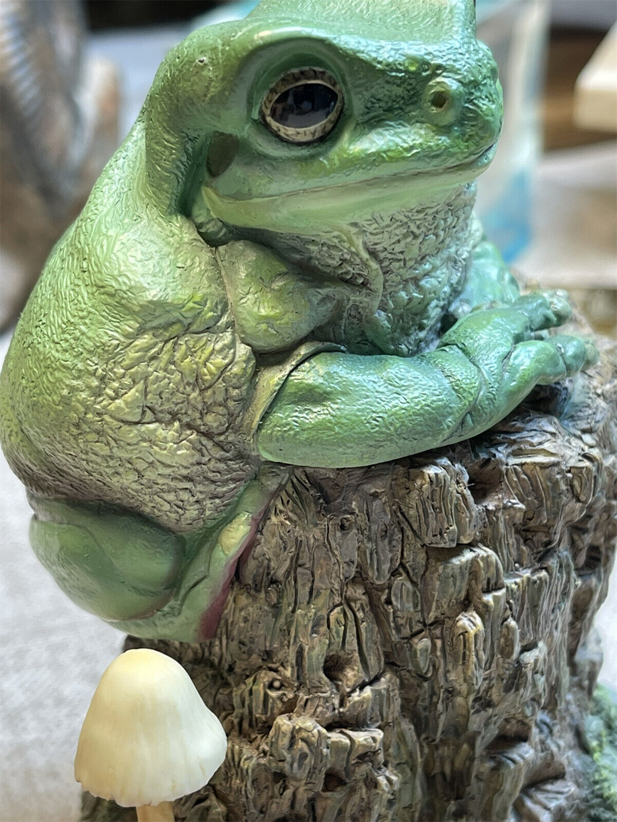 Whites Tree Frog Statue