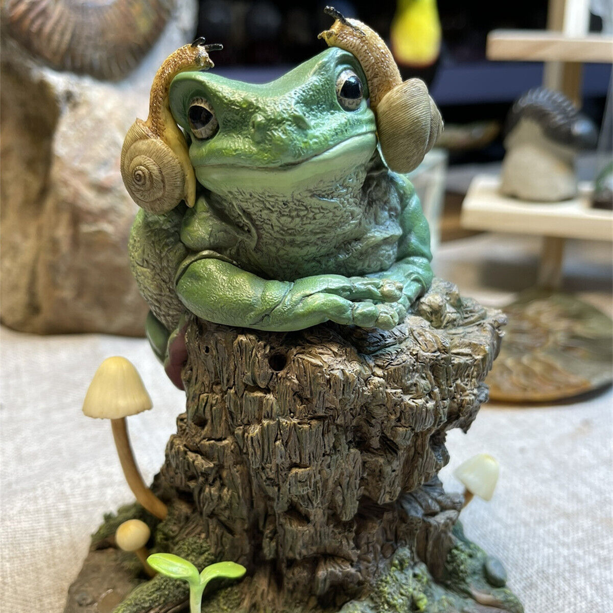Whites Tree Frog Statue