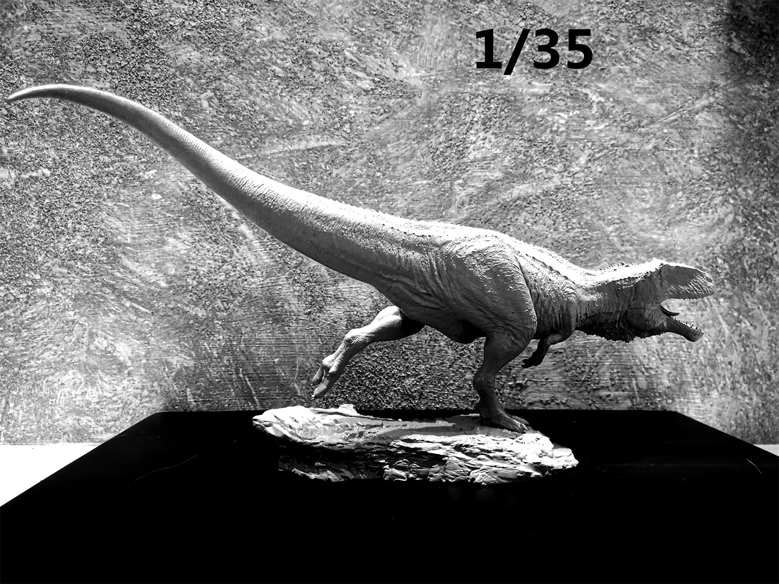 1/35 Giganotosaurus Statue