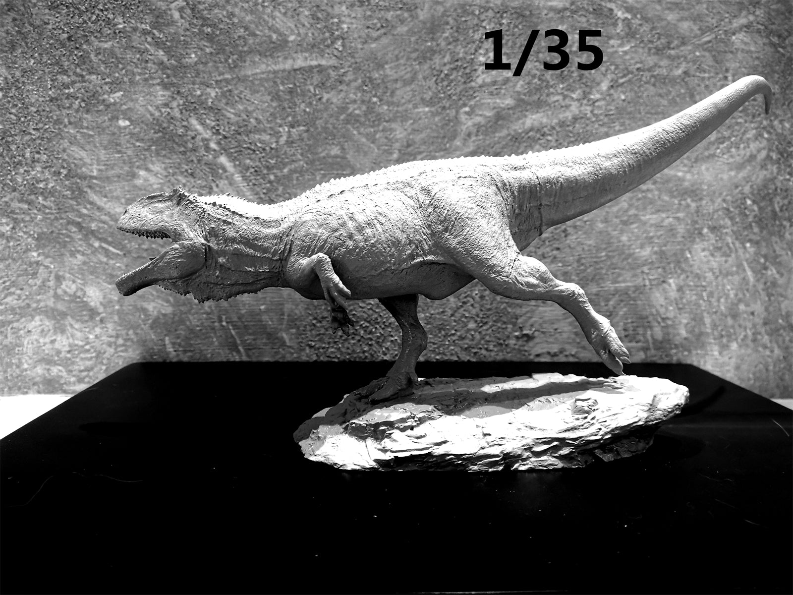 1/35 Giganotosaurus Statue