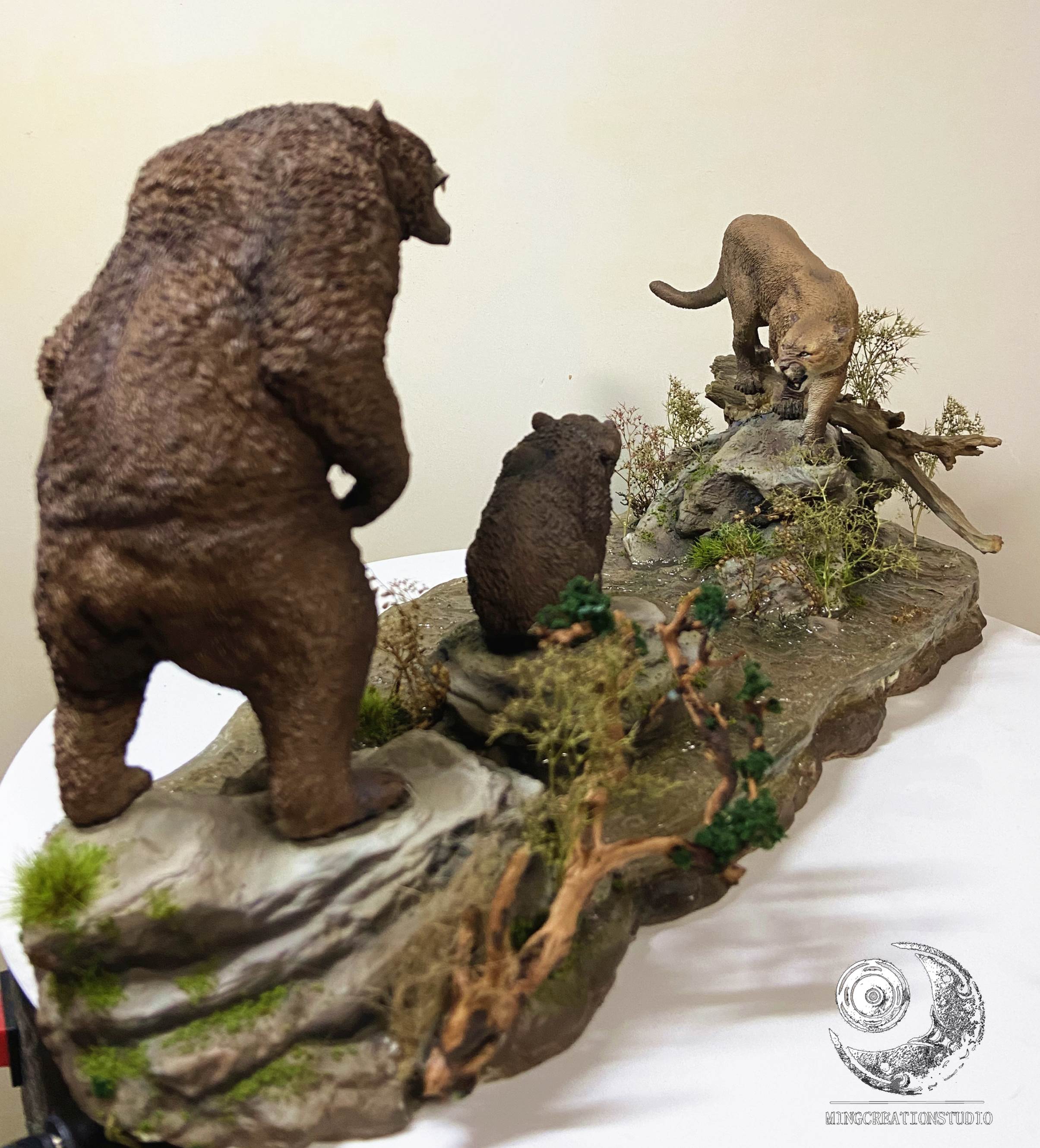 1:15 Cougar VS Brown Bear Scene Model