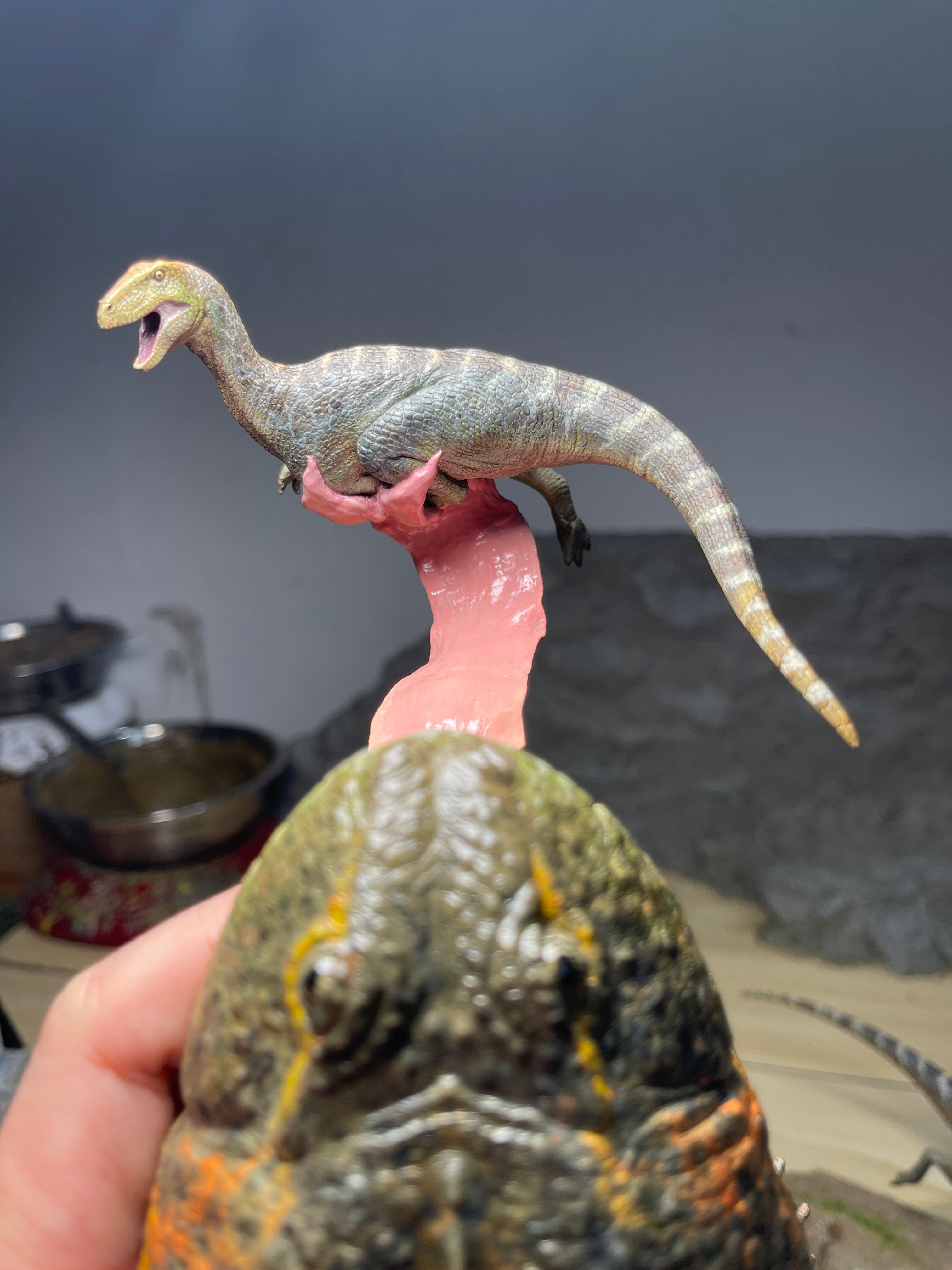Sensen 1:5 Scale Beelzebufo Masiakasaurus Scene Statue