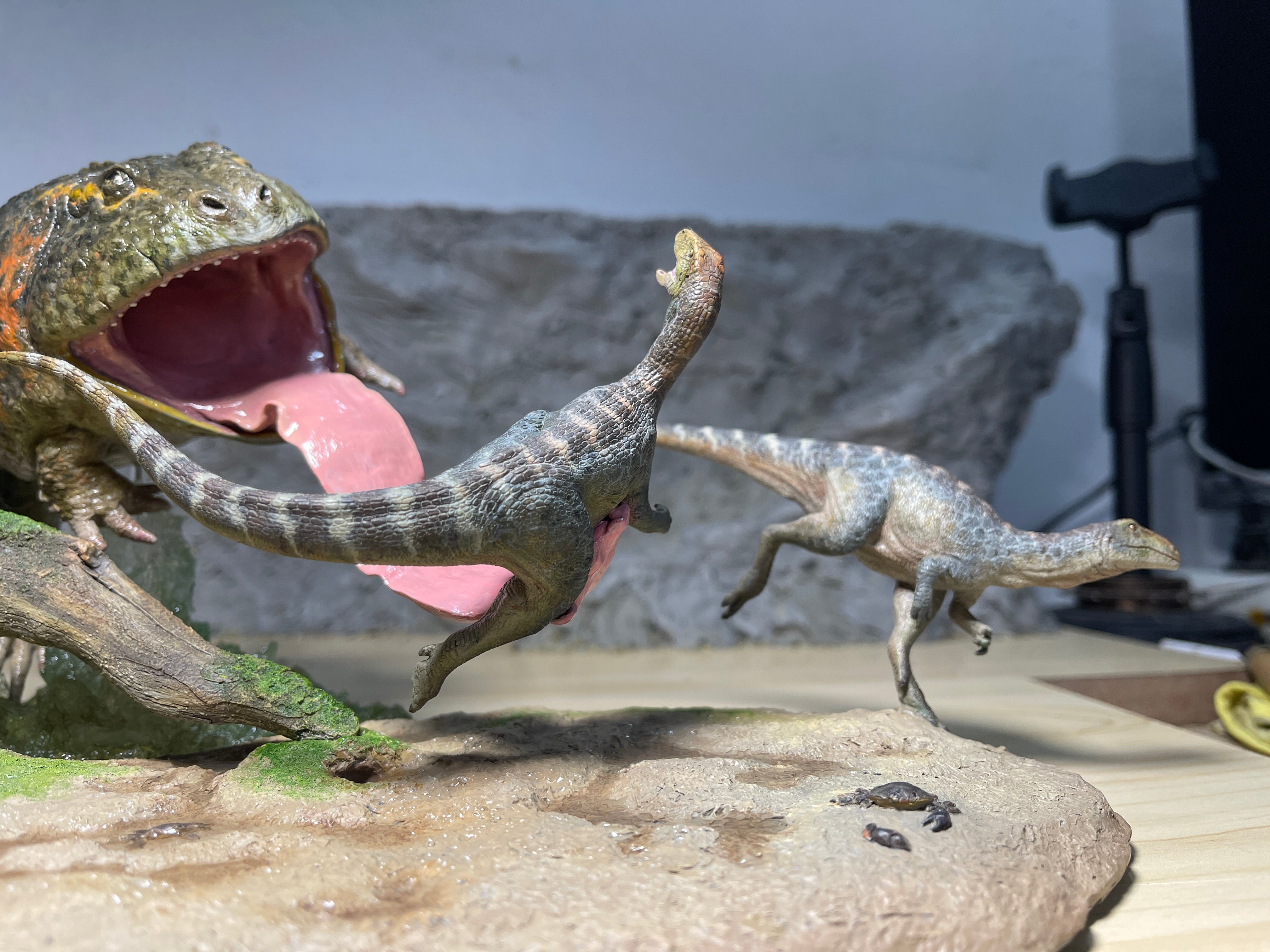 Sensen 1:5 Scale Beelzebufo Masiakasaurus Scene Statue