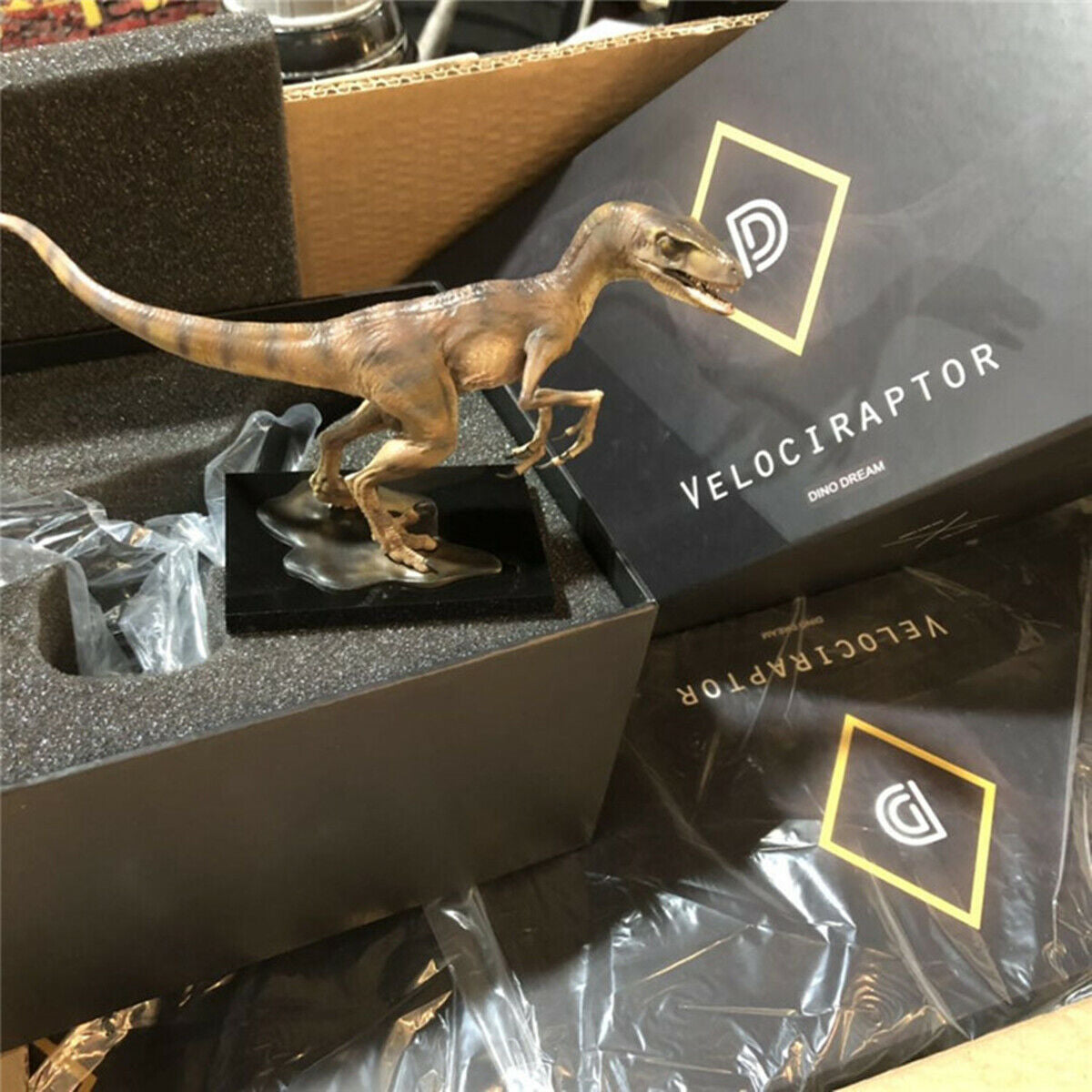 DINO DREAM Velociraptor Statue